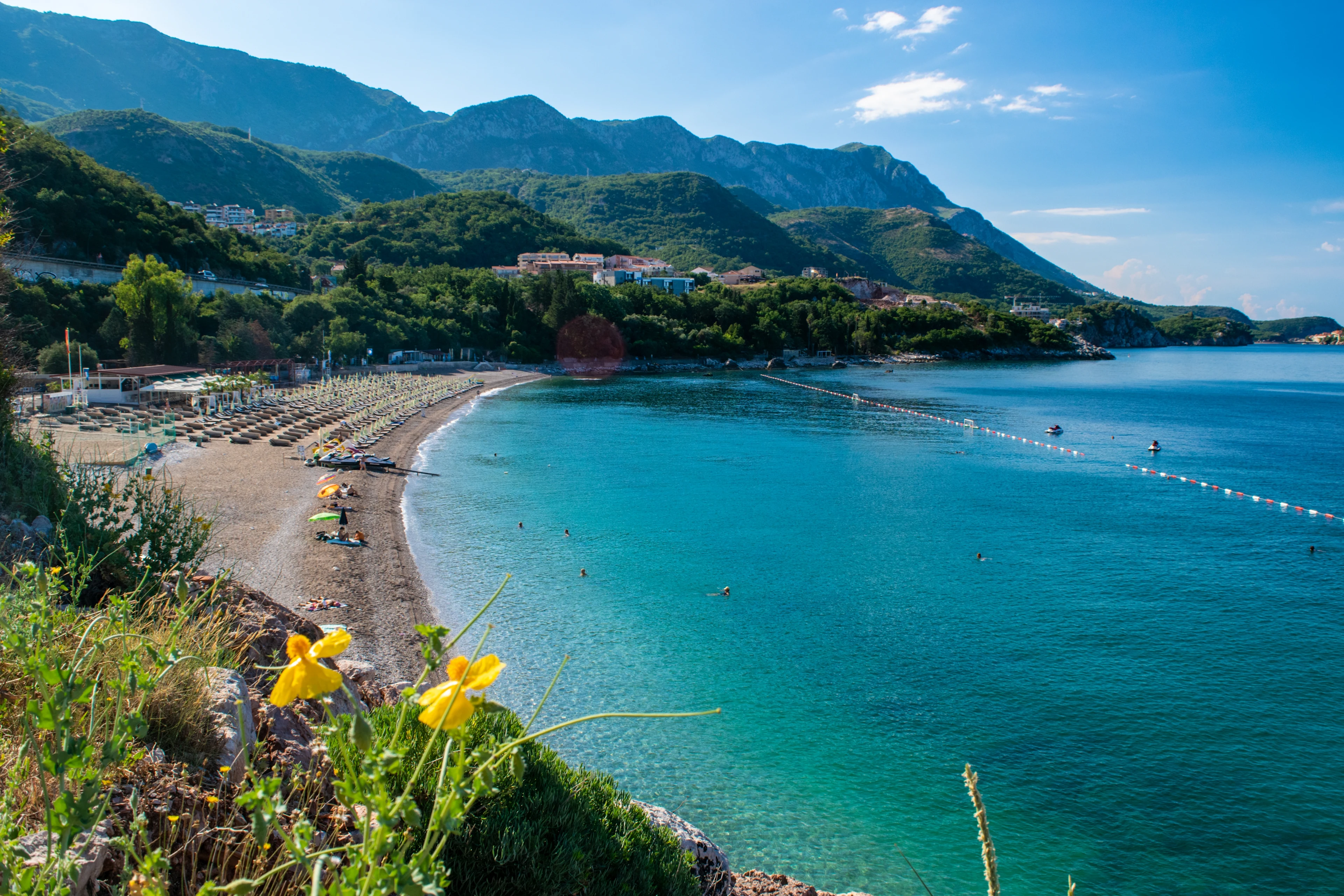 Foto över stranden och vackra omgivningar i Kamenovo