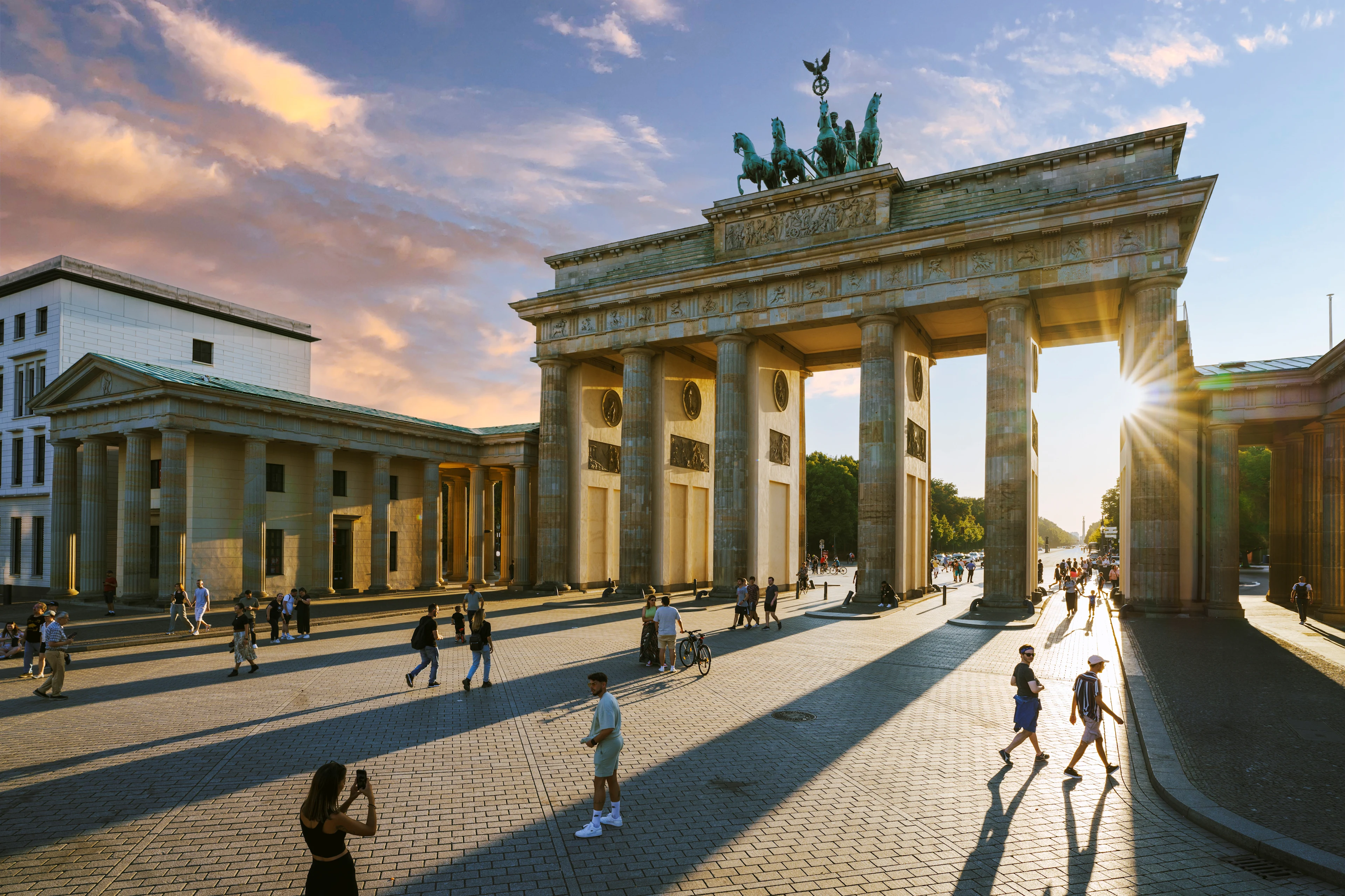 Brandenburger Tor i centrala Berlin, ett av stadens mest kända landmärken i kvällssol.