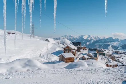 Snødekkede hytter i Gudauri, Georgia