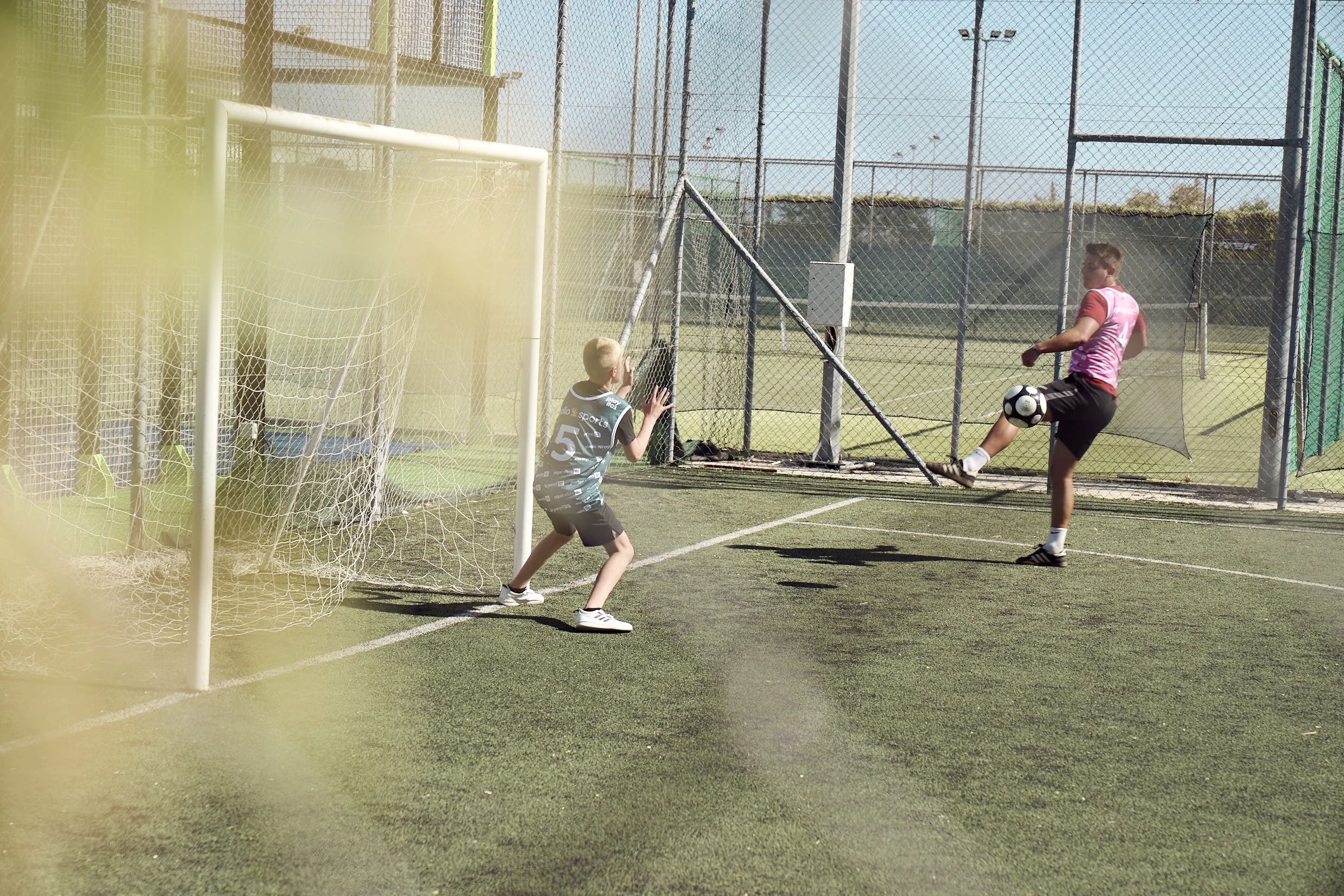 Barn och ungdom som spelar fotboll