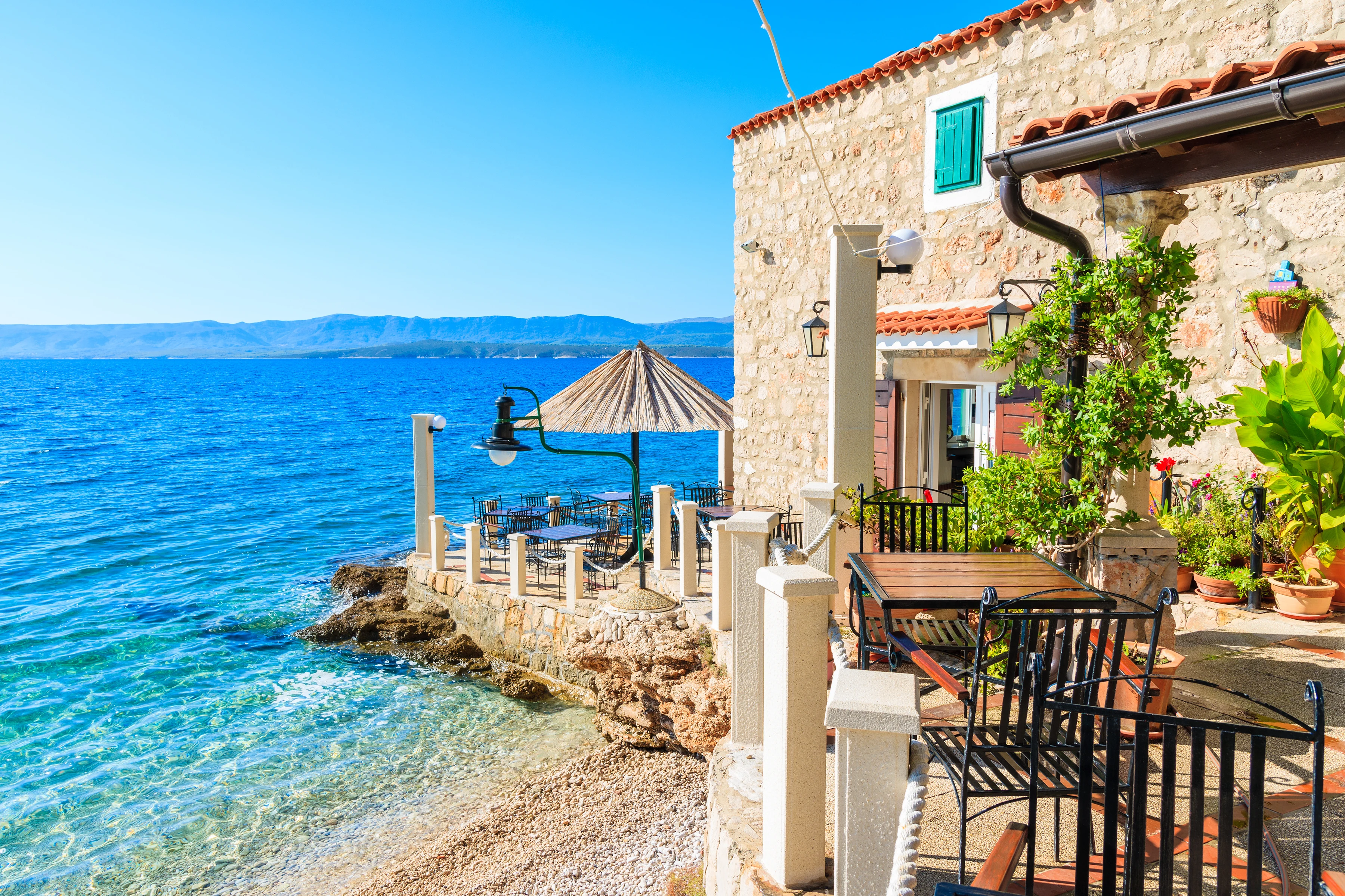 En mysig resturang vid have i Brac, Kroatien