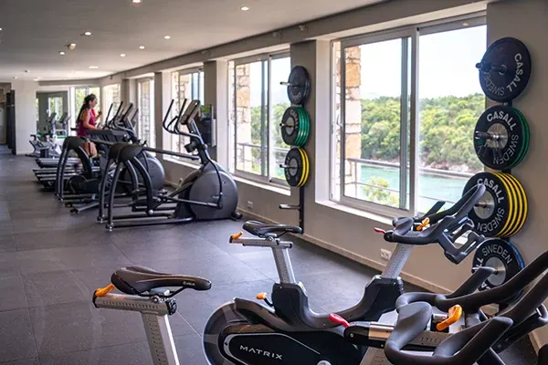 Cardiomaskiner med utsikt ifrån gymmet på Sivota retreat - powered by Playitas