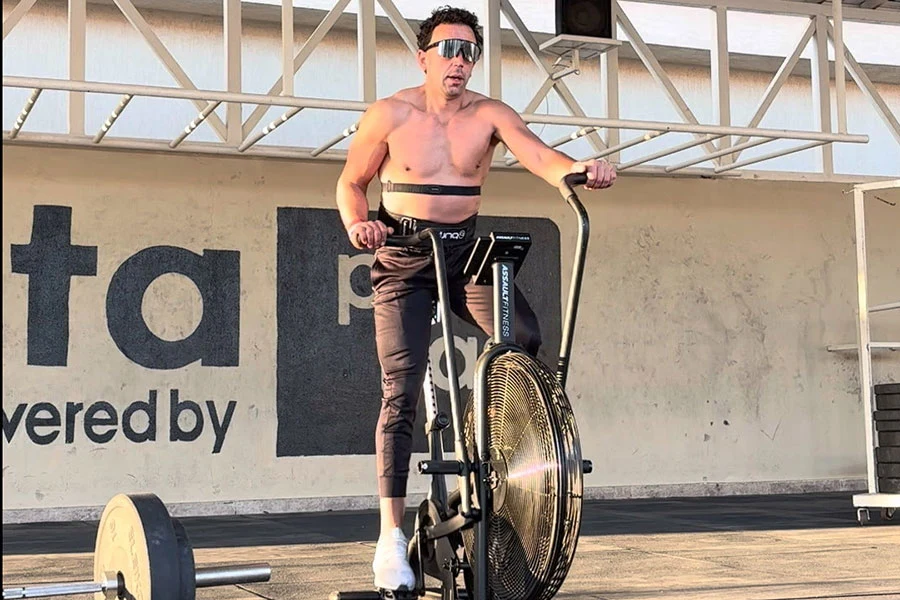 Man på en träningscykel på Aqua Vista, Egypten