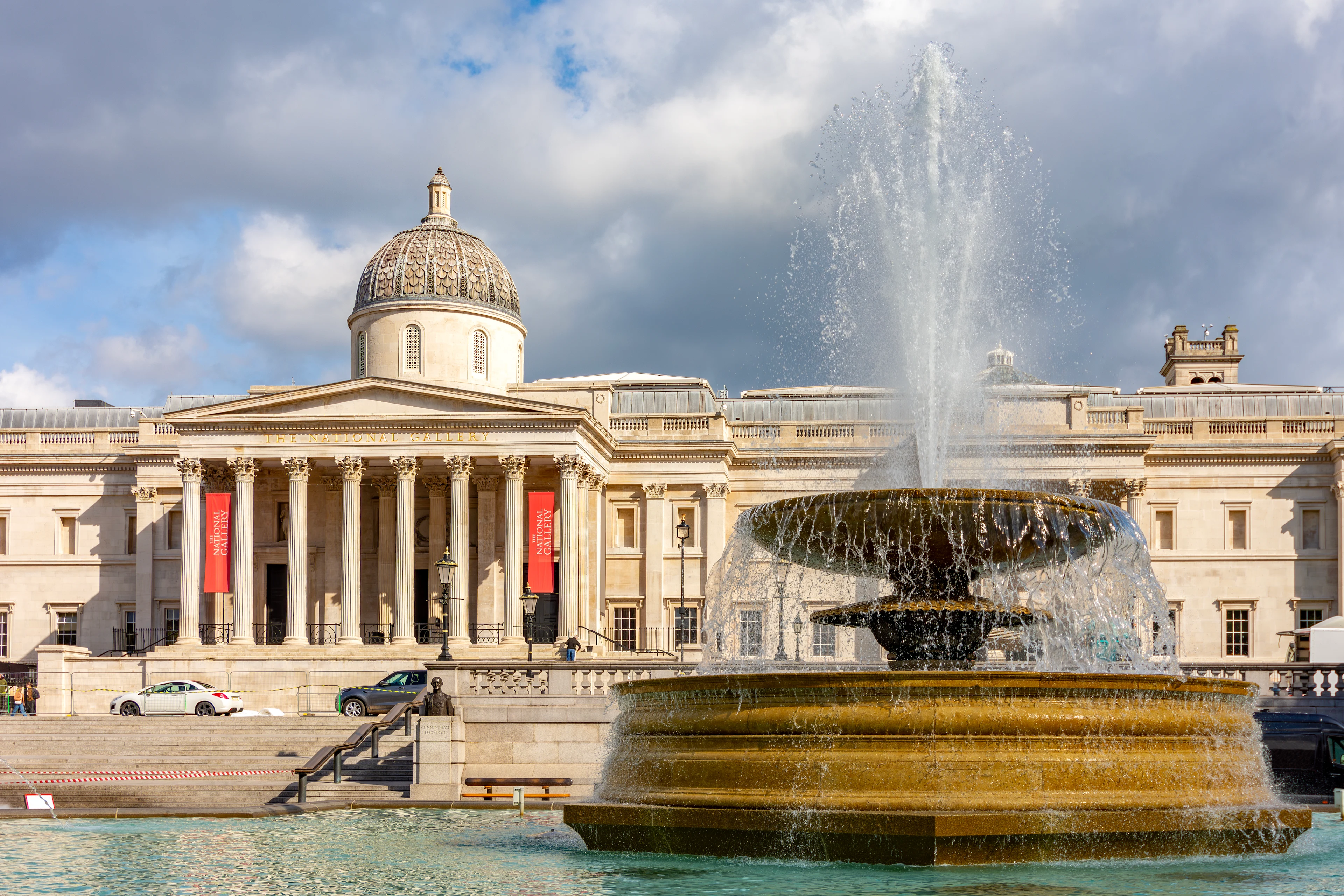 Udsigt over National Gallery ved Trafalgar Square i London med den berømte fontæne.
