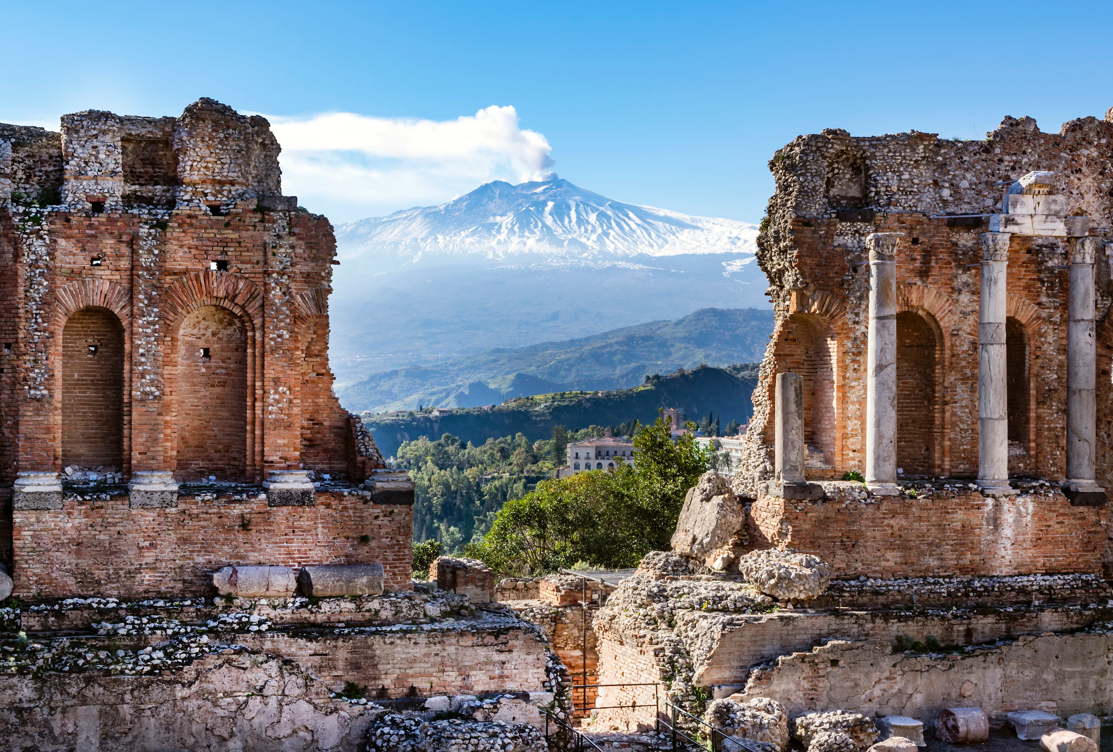 Teatro Greco i Taormina på Sicilien med vulkanen Etna i bakgrunden