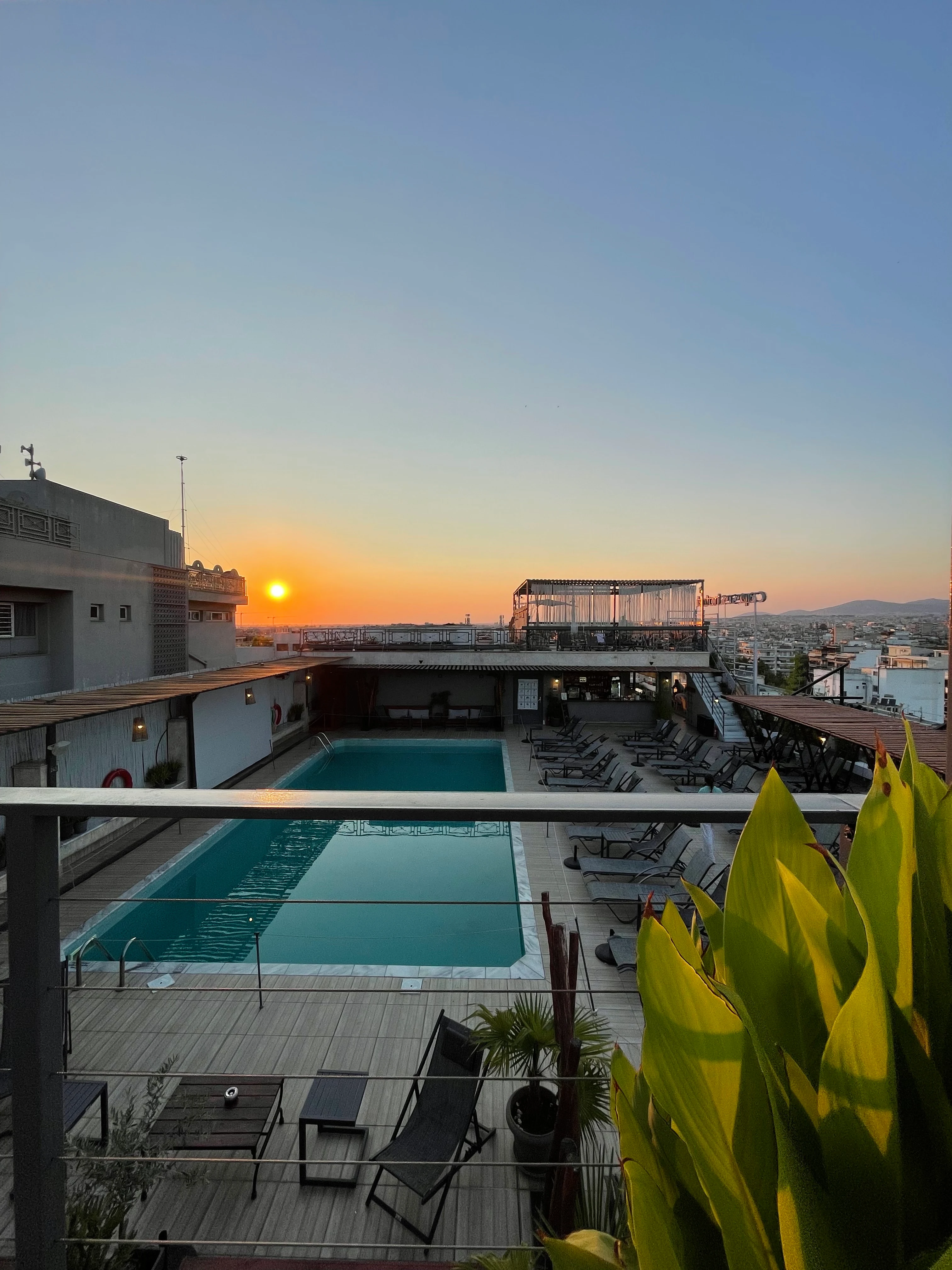 Kvällssol över takpoolen på hotell Capsis i Thessaloniki