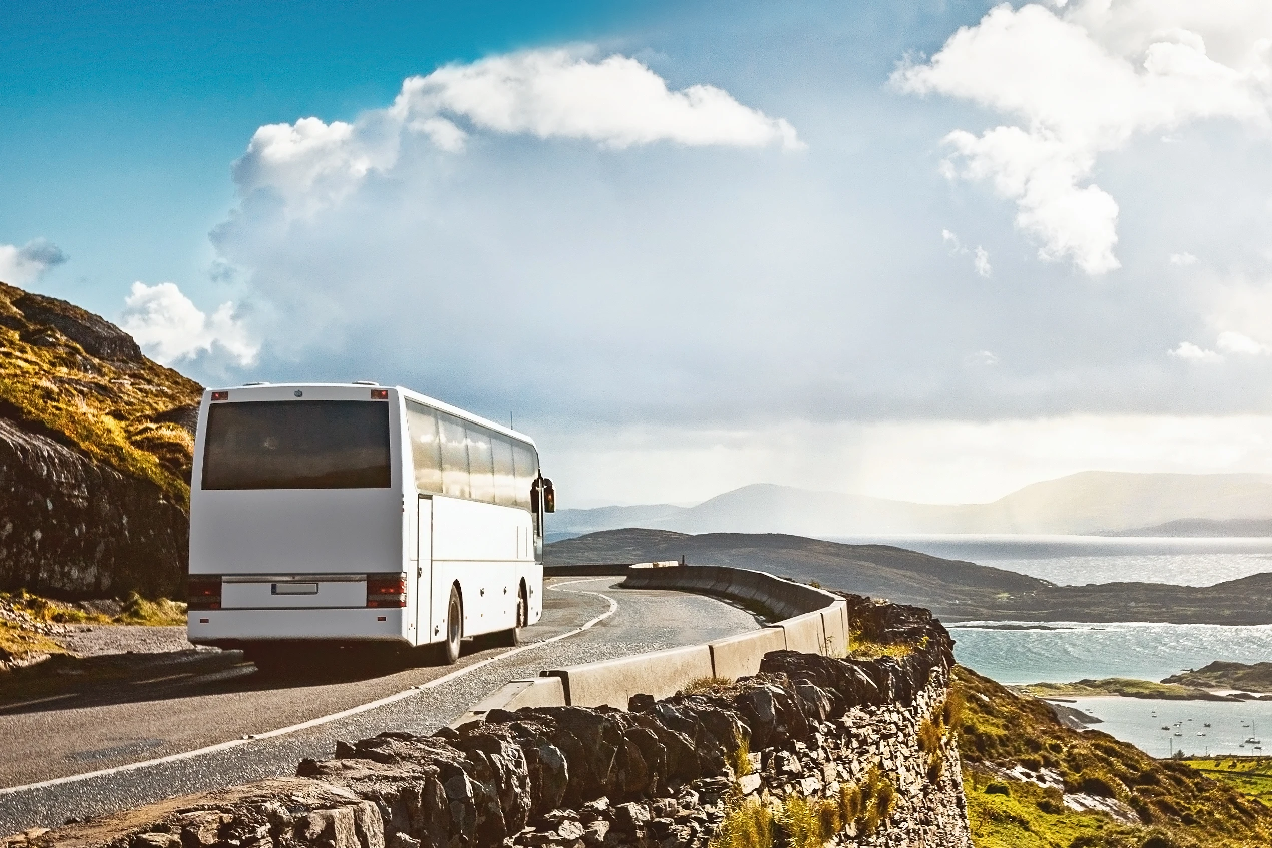 Buss som kör i solnedgången