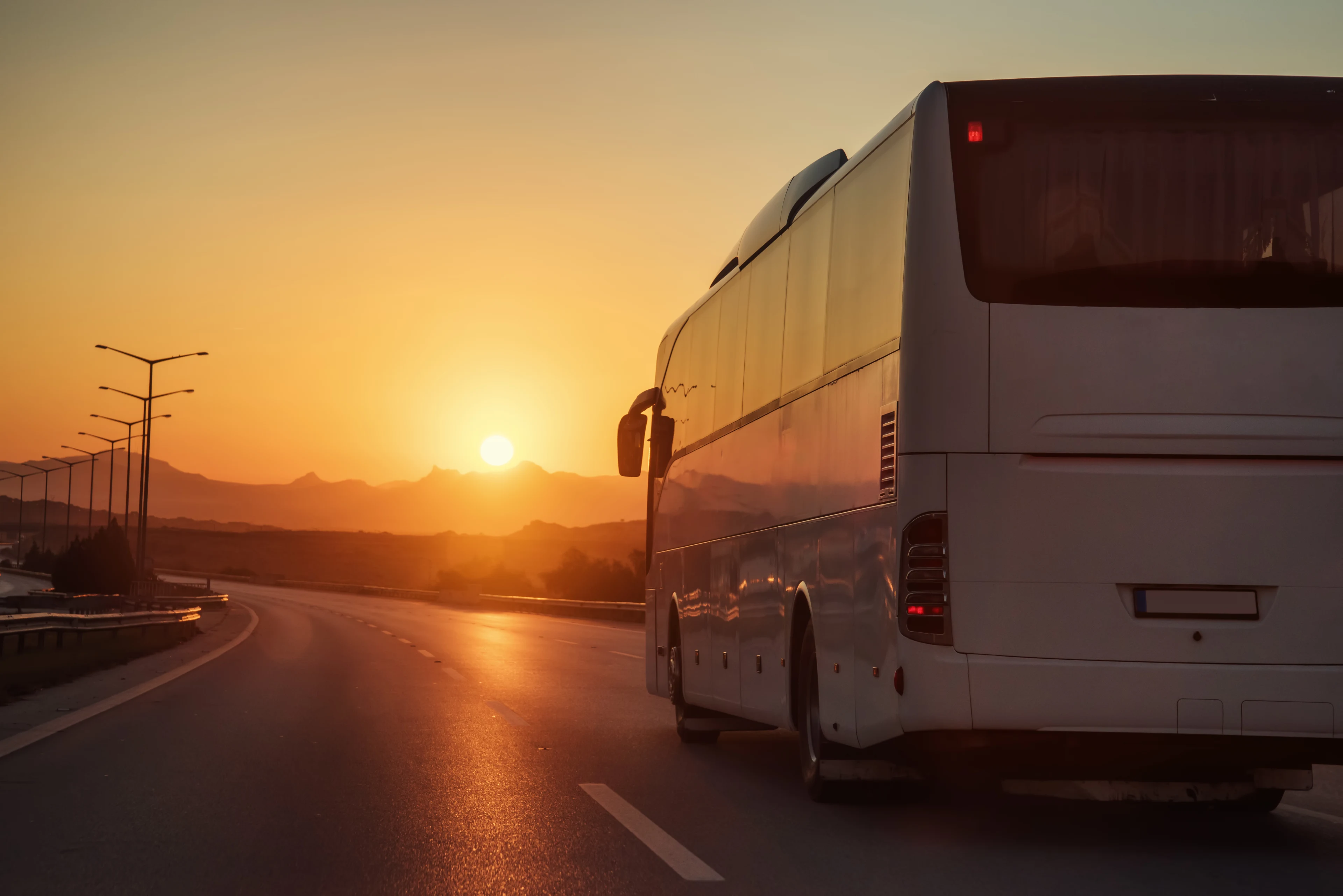 Buss som kör i solnedgången