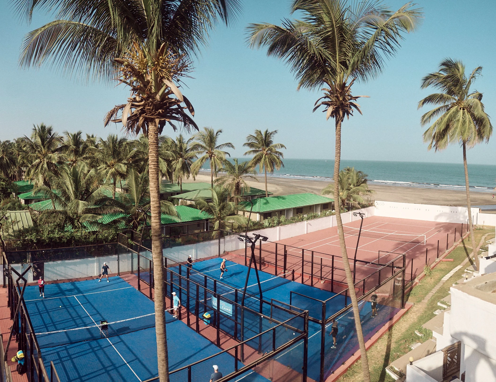 Vi över padelbanorna ut mot havet på Kombo Beach Resort