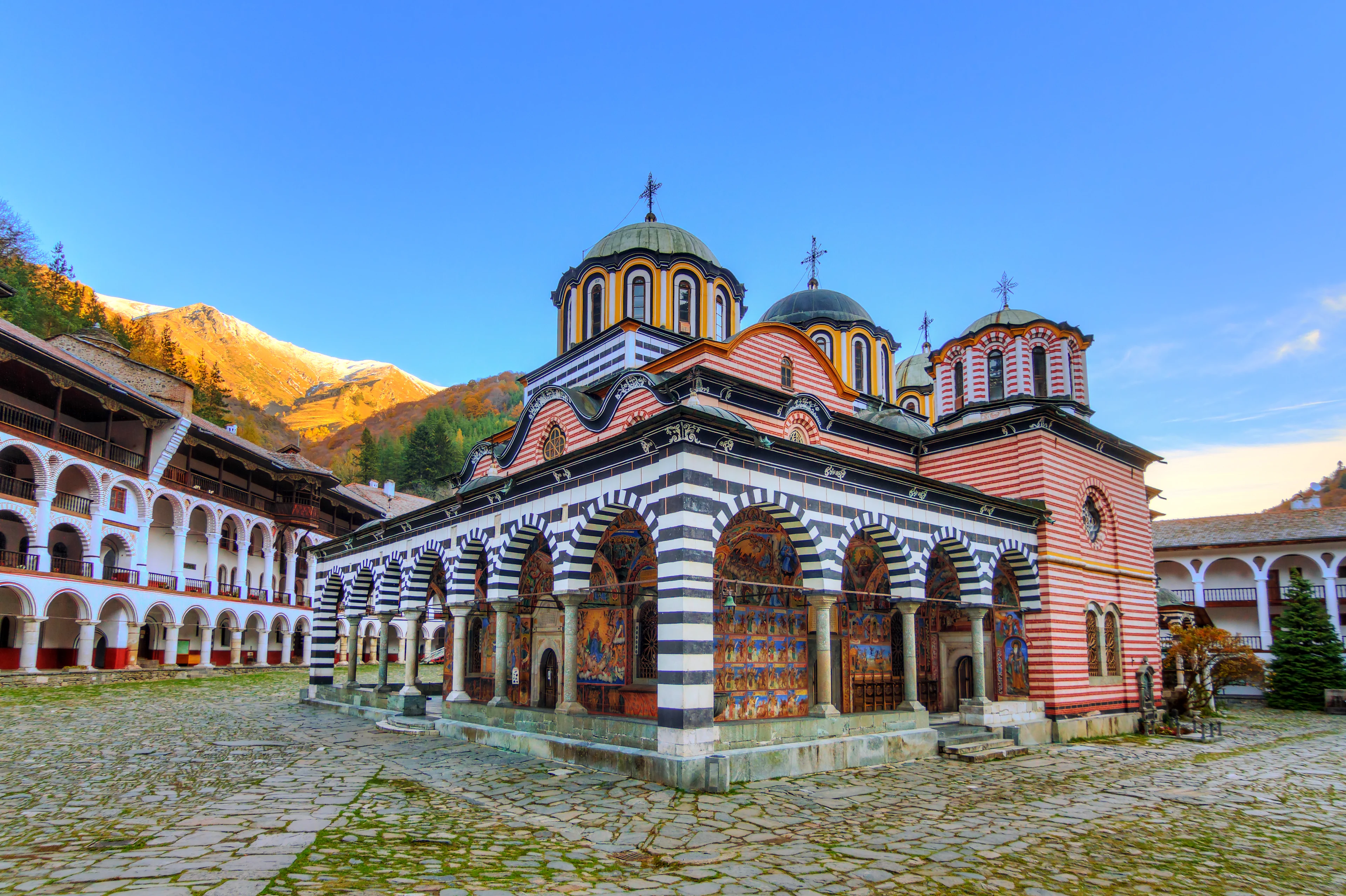 Det farverige Rila-kloster i Bulgarien