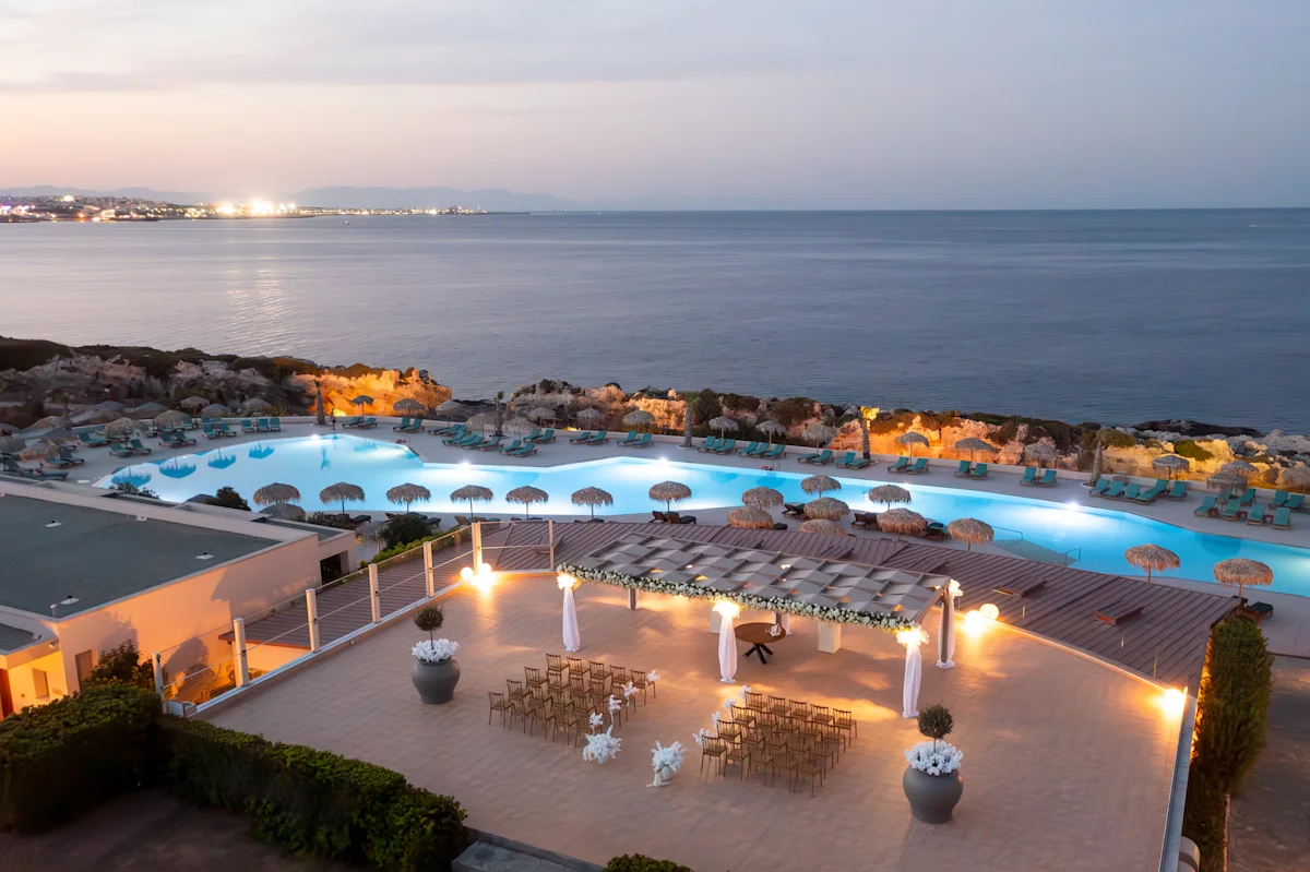 Bryllupsoppsetning i skumringen