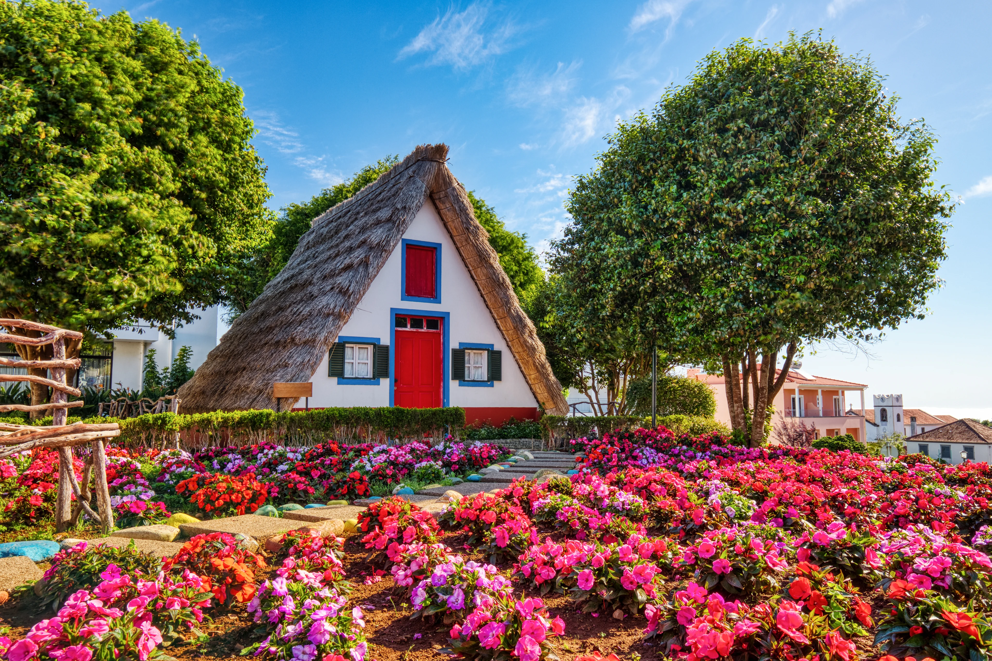 Traditionella hus med halmtak på Madeira