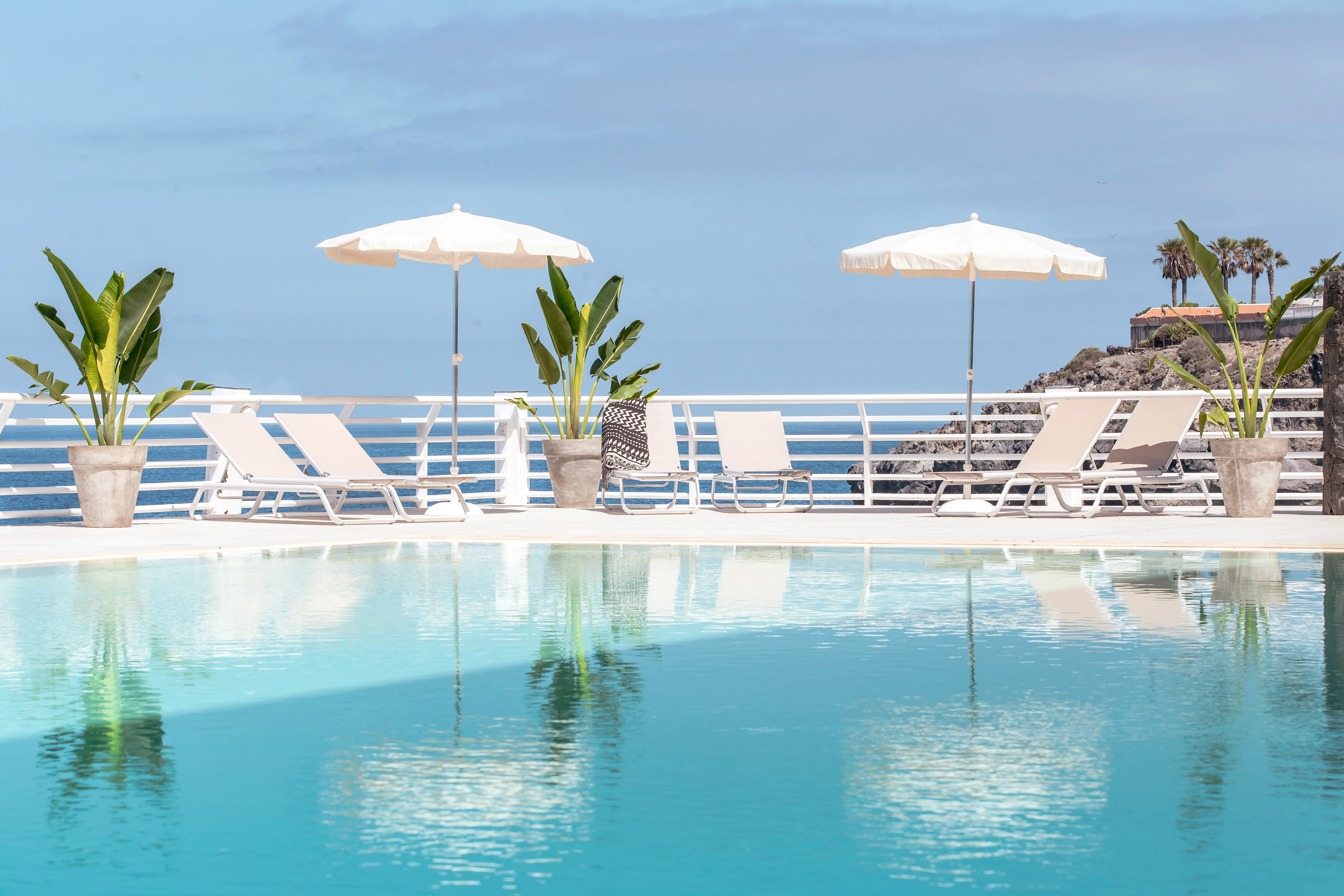 Utsikt över poolområdet på hotellet Atlantic Holiday på Teneriffa