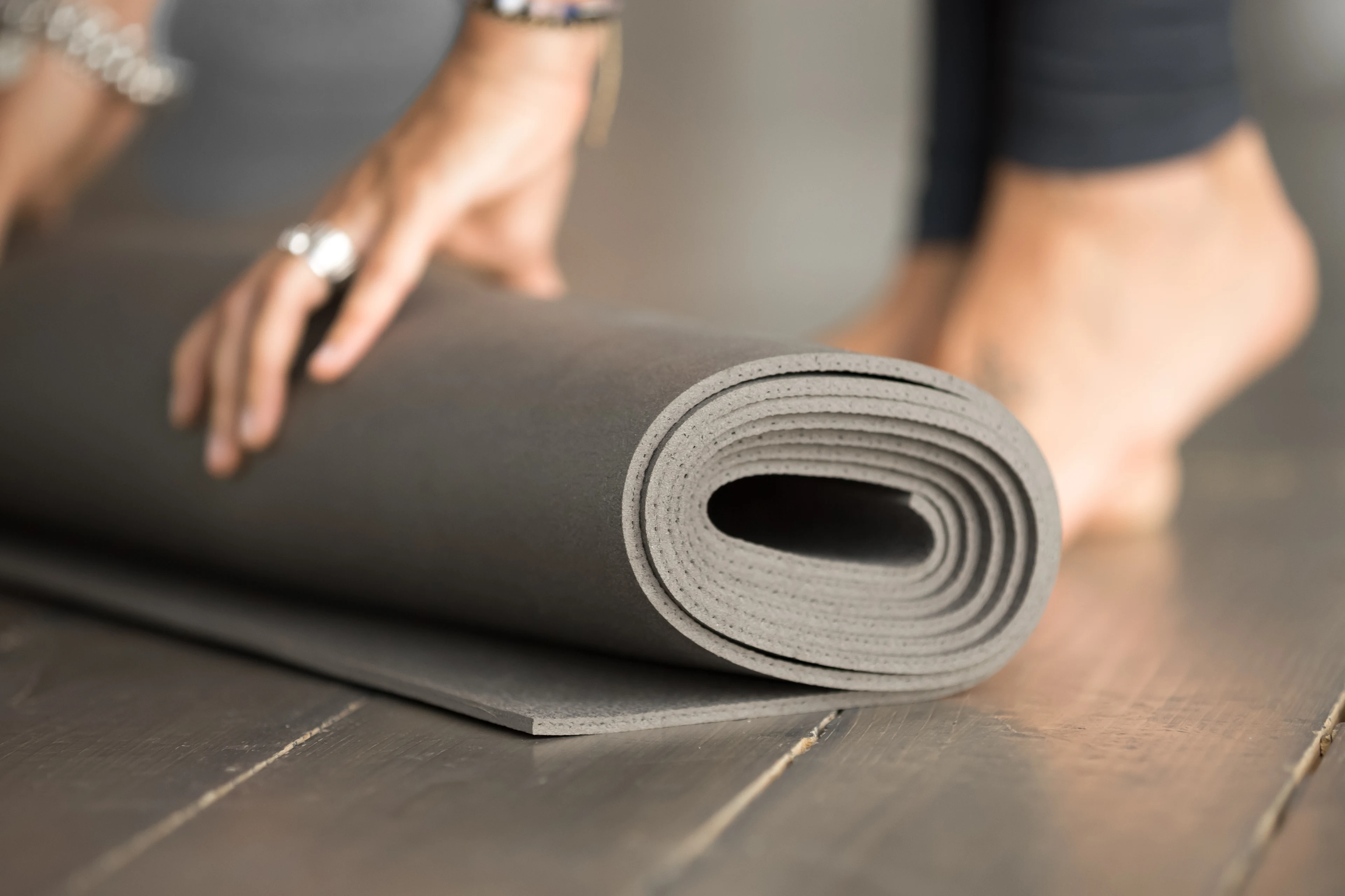 Ihoprullad träningsmatta i yogasal