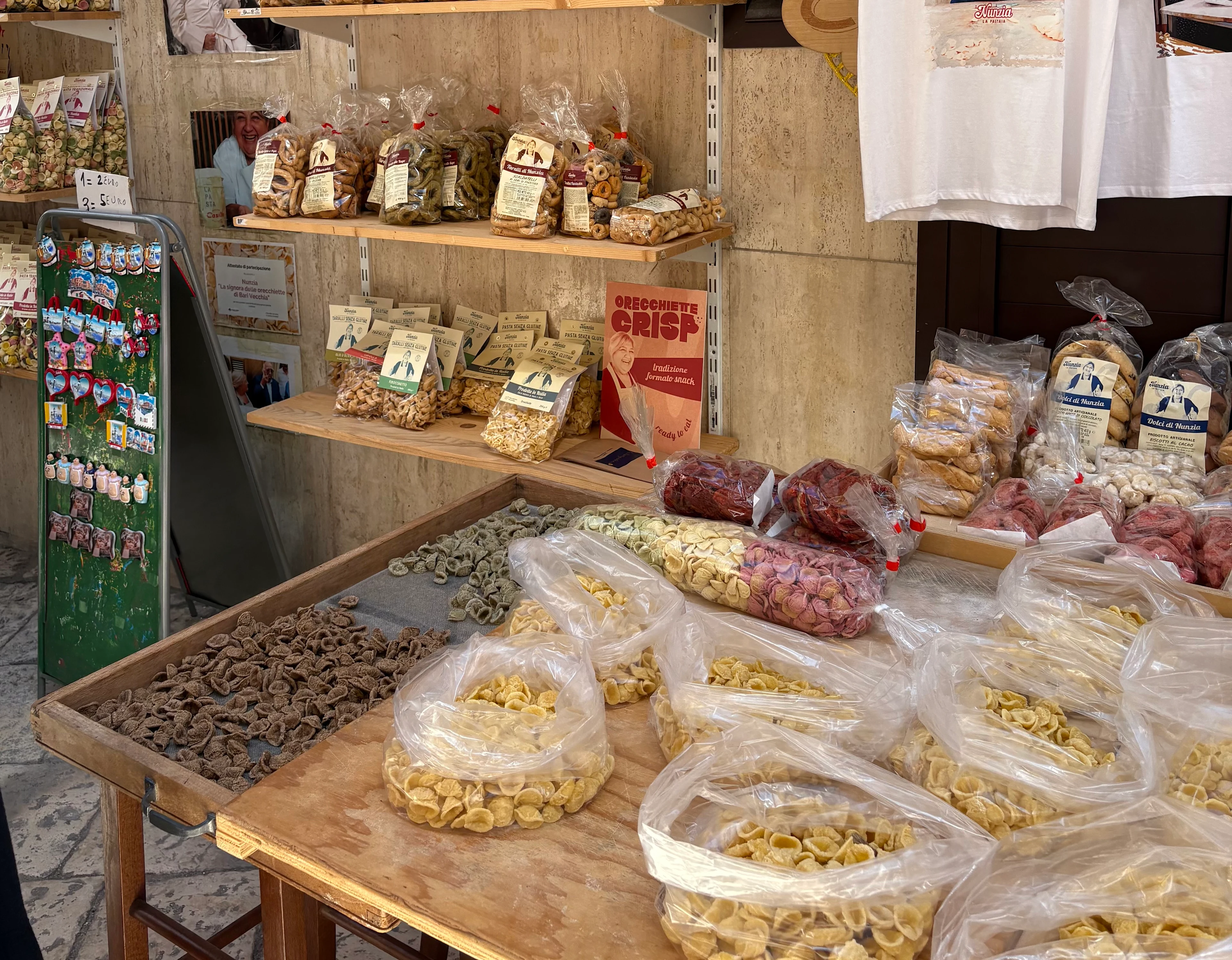Bord med traditionell pasta och lokala specialiteter i Bari, Italien.