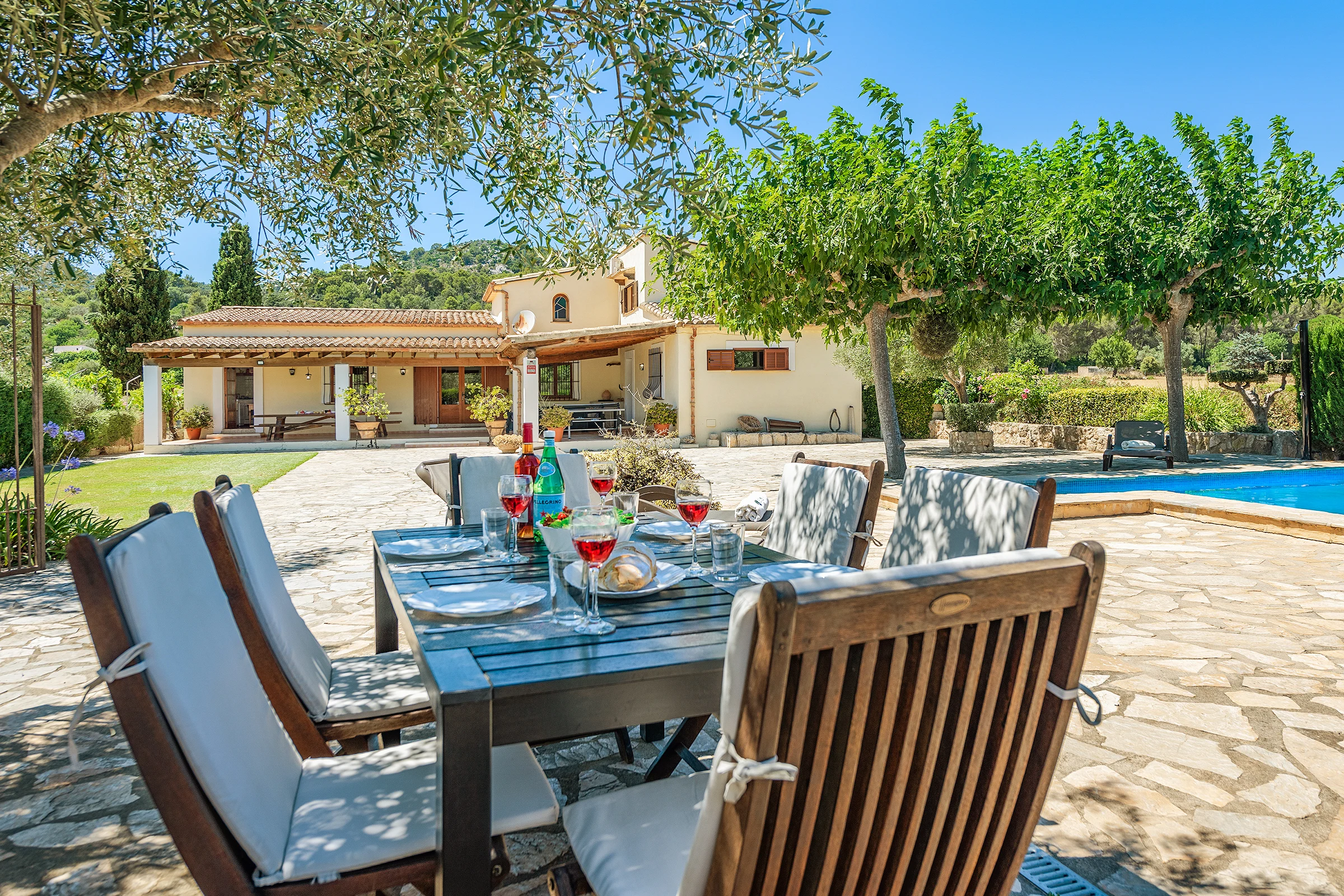 Dækket bord i en privat ferievilla