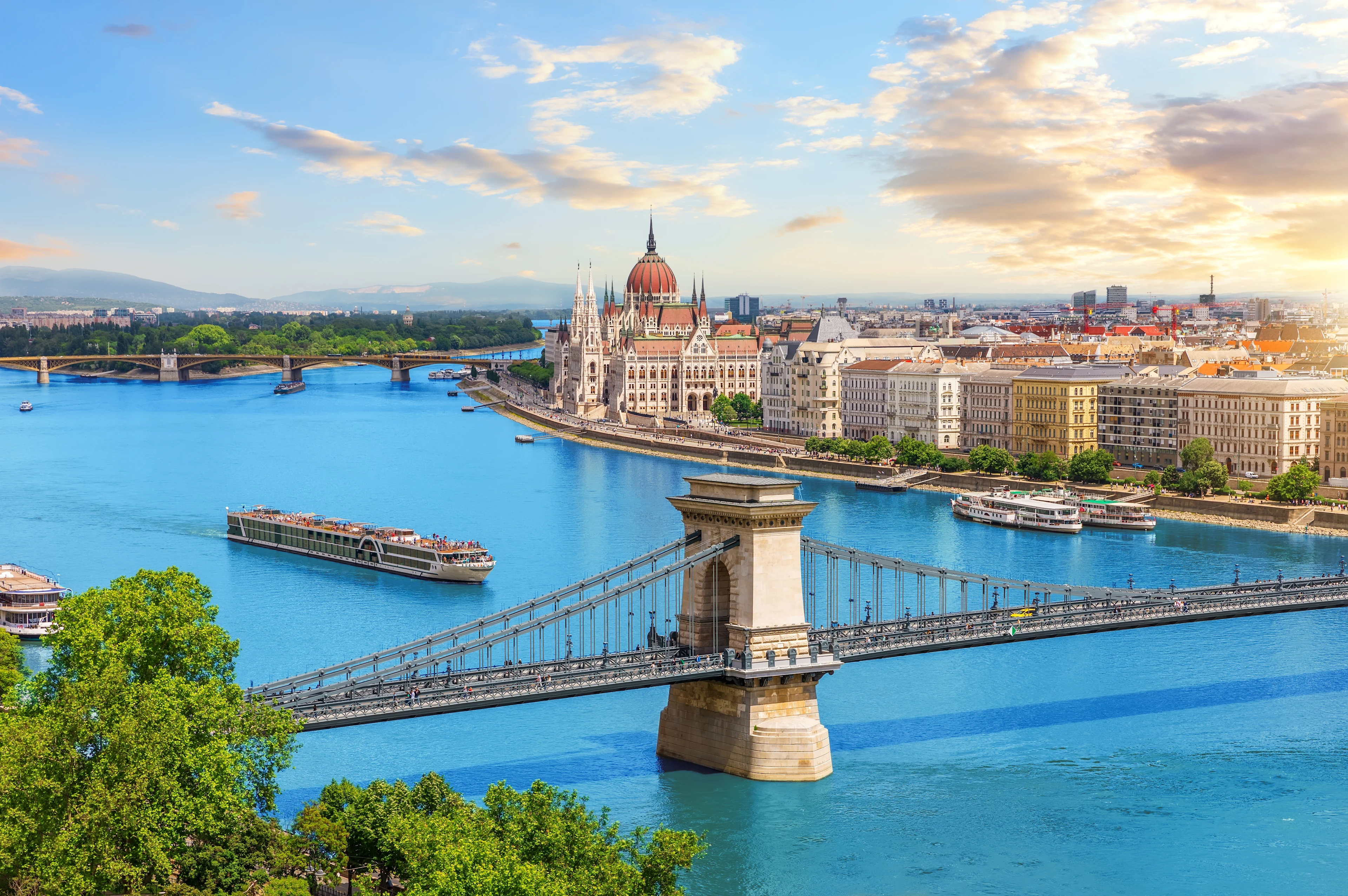 Kedjebron över Donau med Budapests parlamentsbyggnad i bakgrunden.