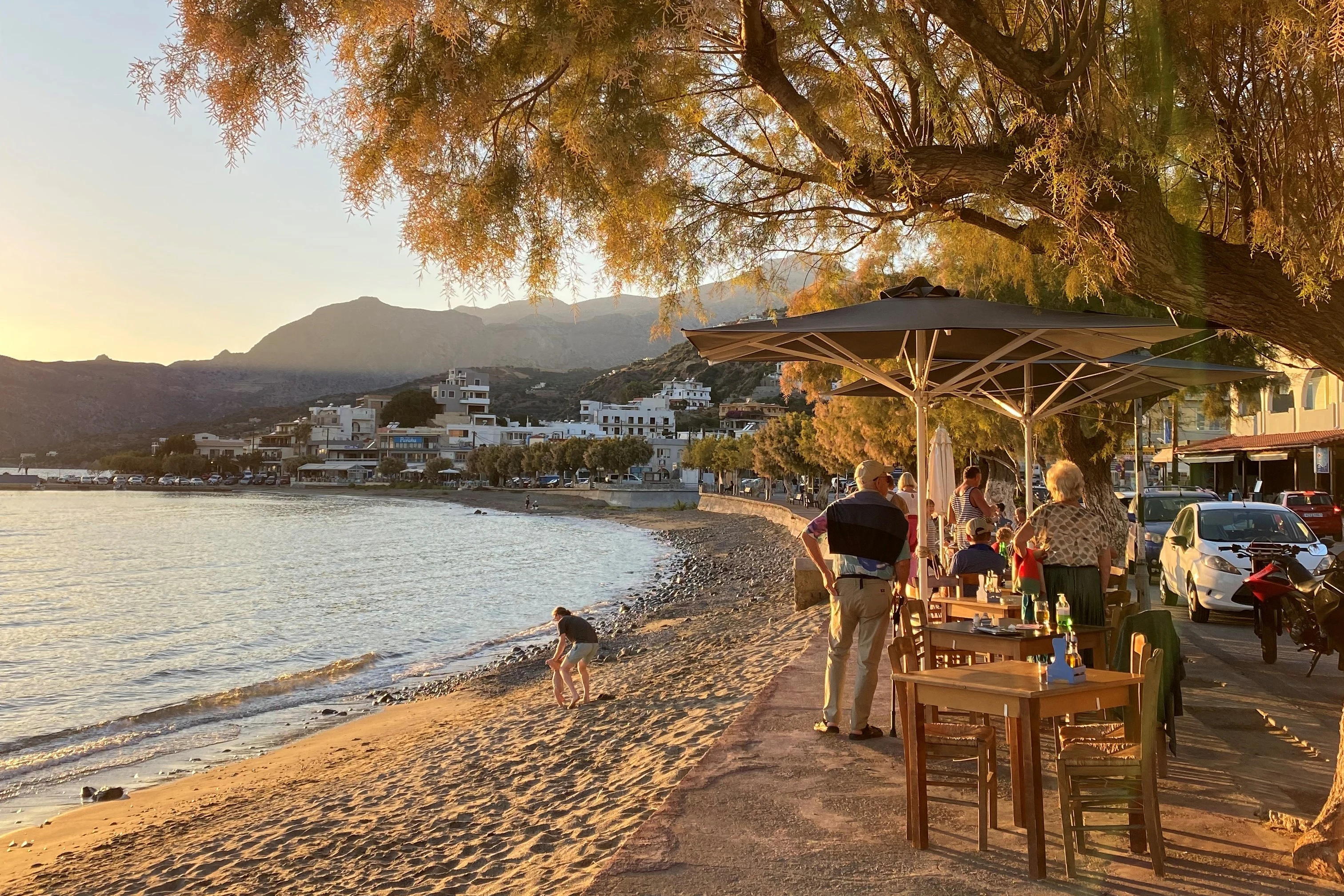 Zonsondergang langs de promenade in Plakias in het zuiden van Kreta