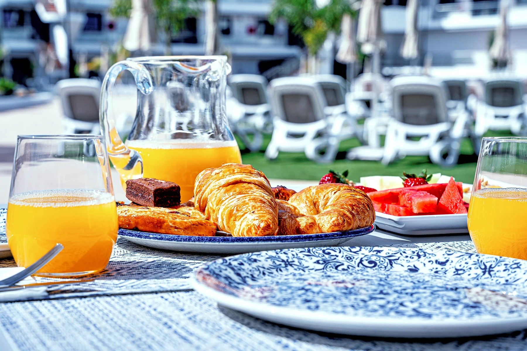 Croissanter och apelsinjuice uppdukade på ett bord