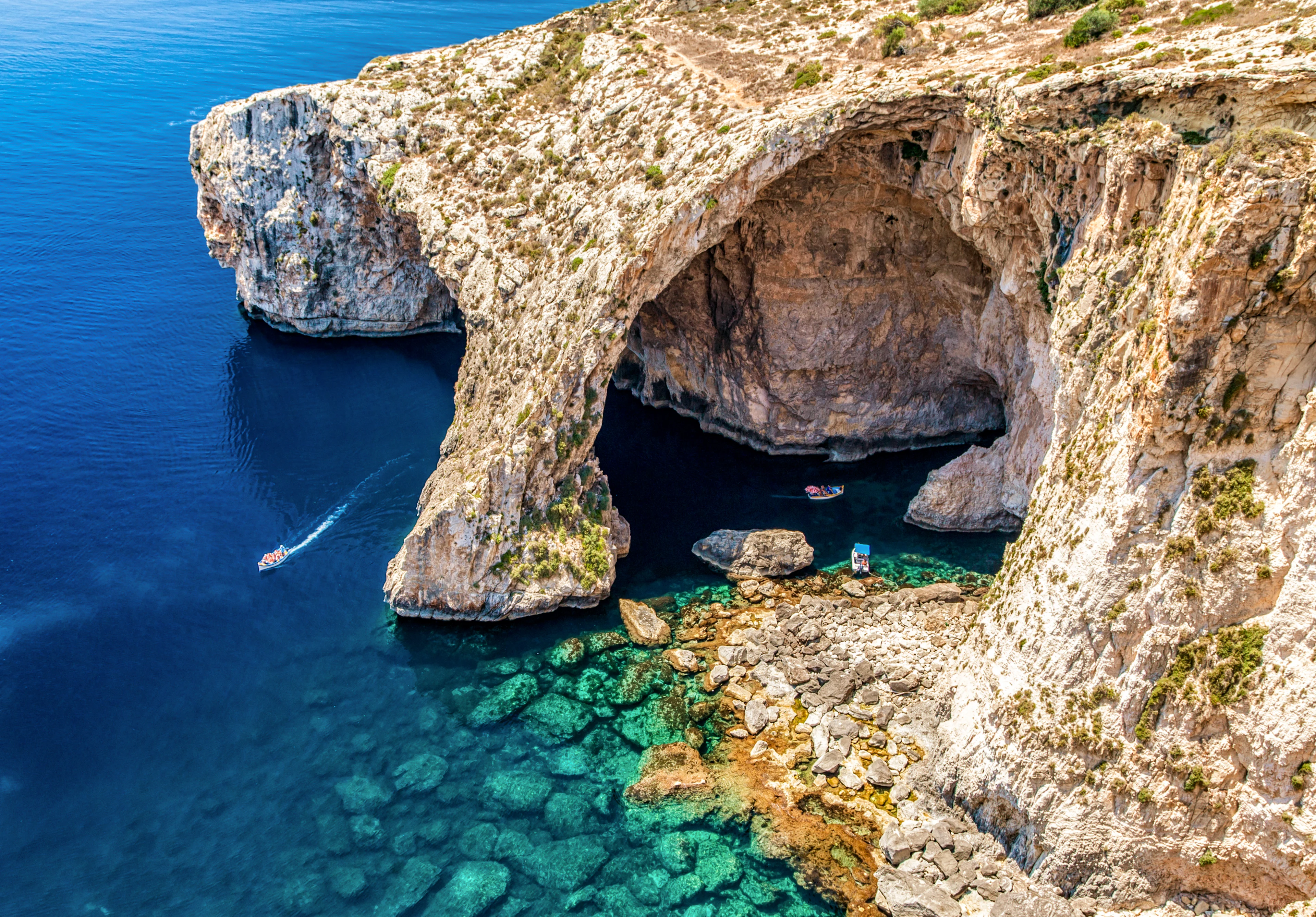 Den blå grotten på Malta med dramatiske fjellformasjoner, havgrotter og krystallklart turkist vann.