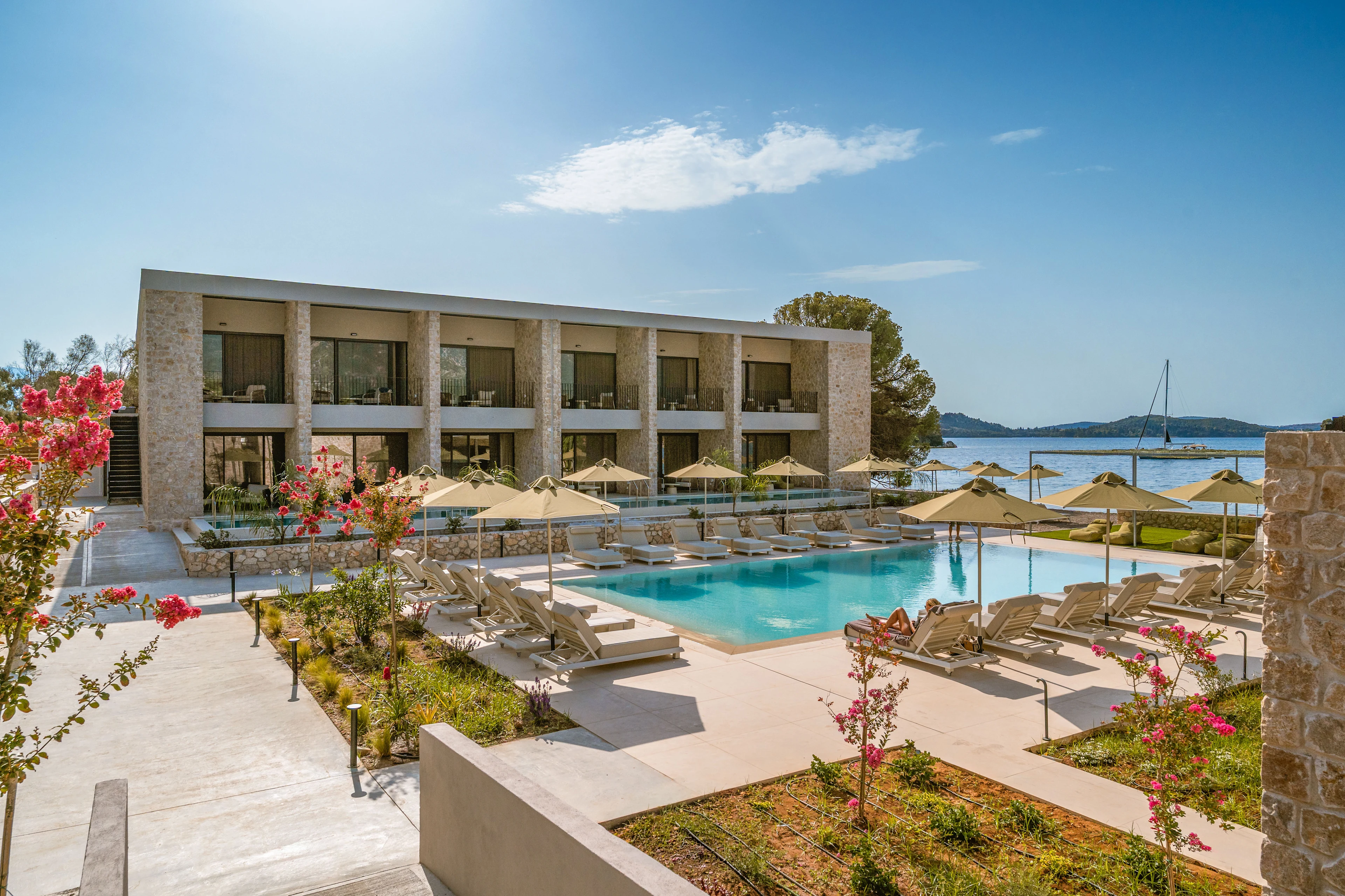 Utsikt över stranden nedanför hotellet Perigiali Seaside Resort på Lefkas