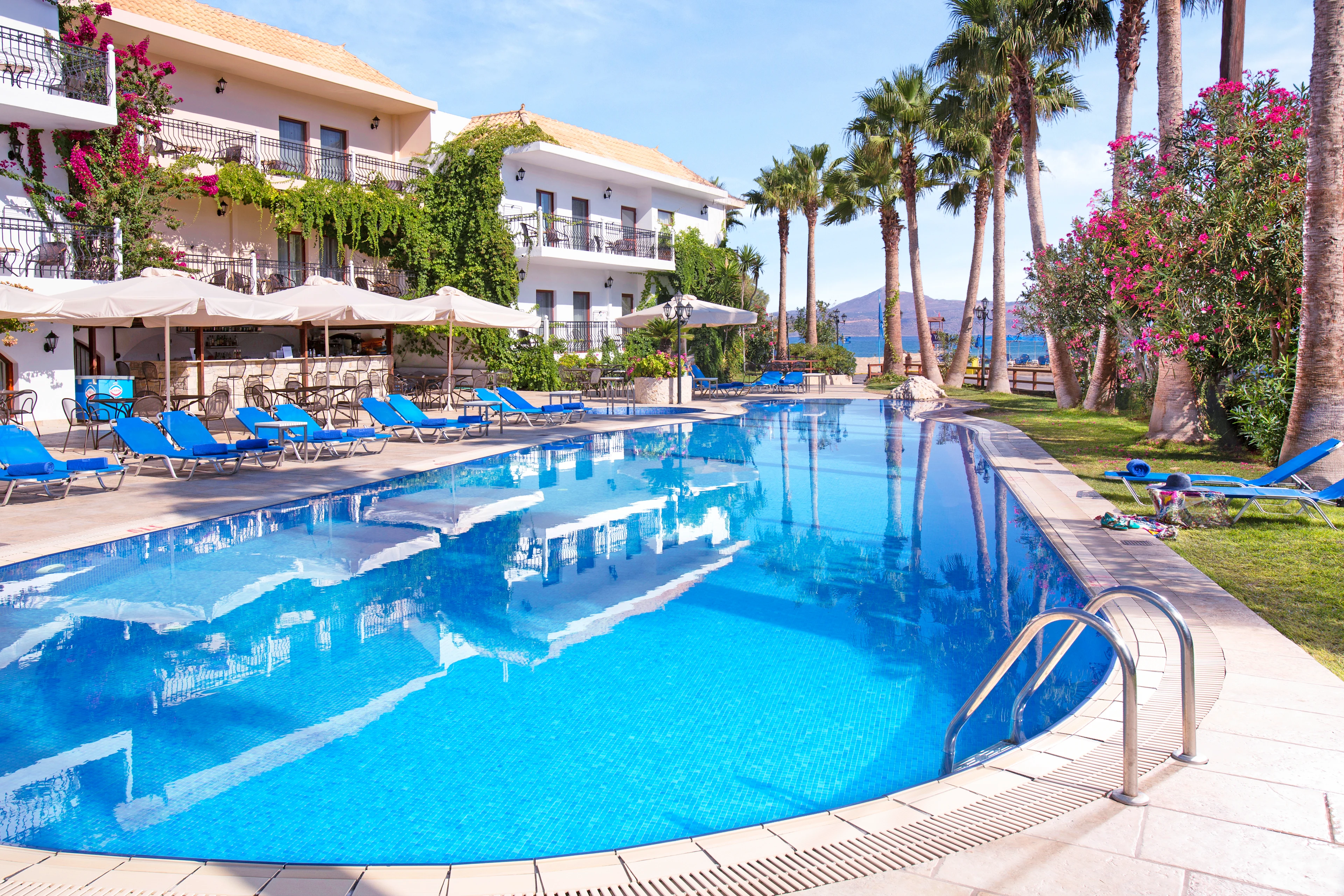 Utsikt över poolområde på hotellet Almyrida Resort