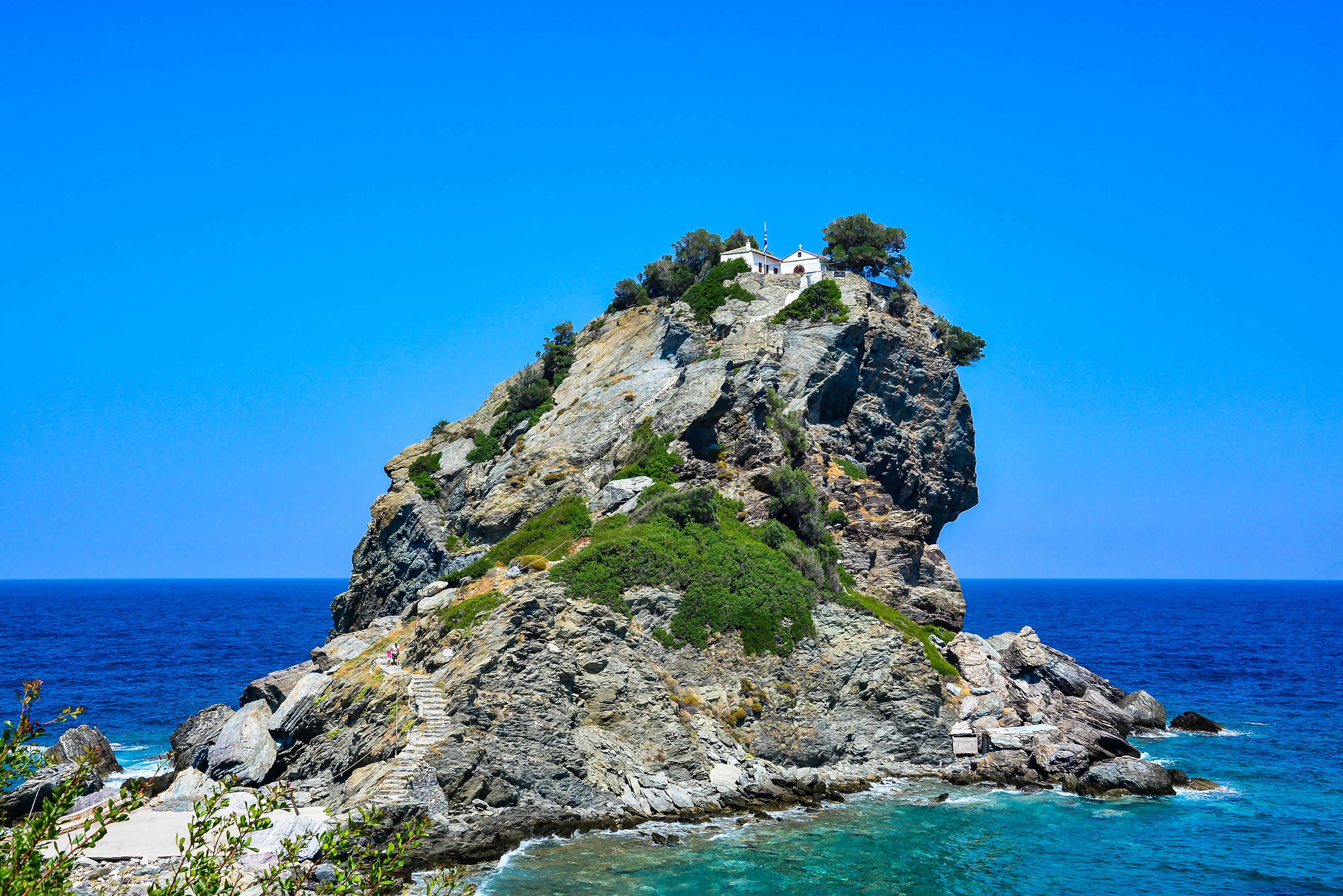 Den berømte klippe med en kirke på Skopleos, der medvirker i filmen Mamma Mia