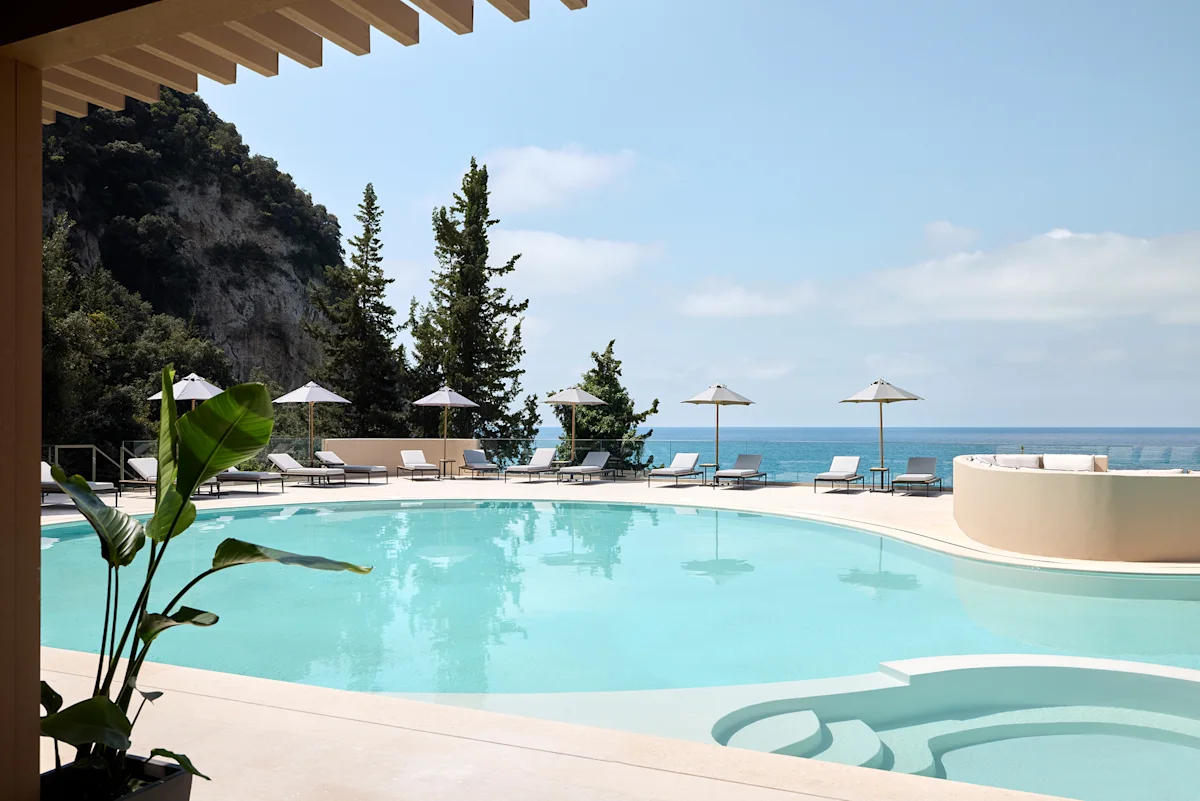 Poolområdet med utsikt över havet på hotellet Álkyna