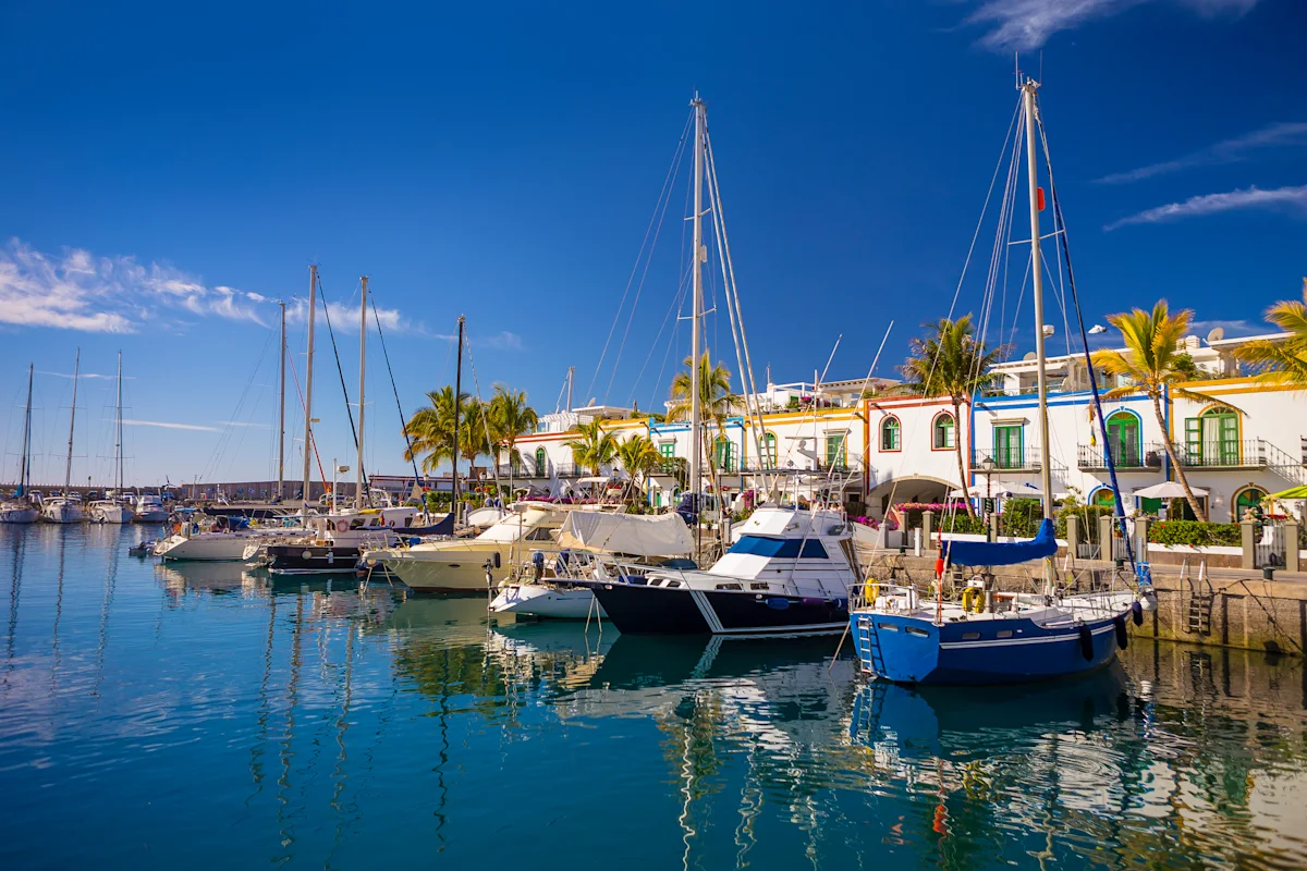 Chamrig liten hamn med segelbåtar i Puerto Mogan, Gran Canaria