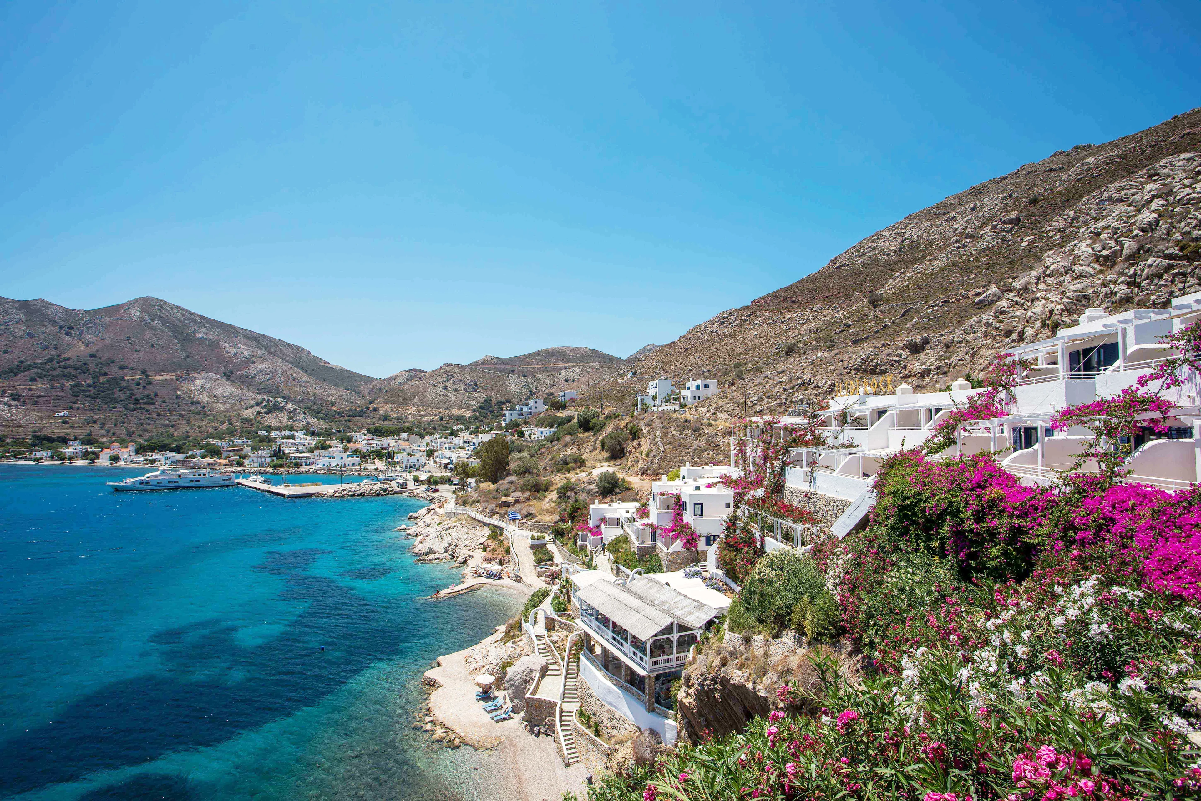 Utsikt över kusten och hotellet Ilidi Rock på ön Tilos