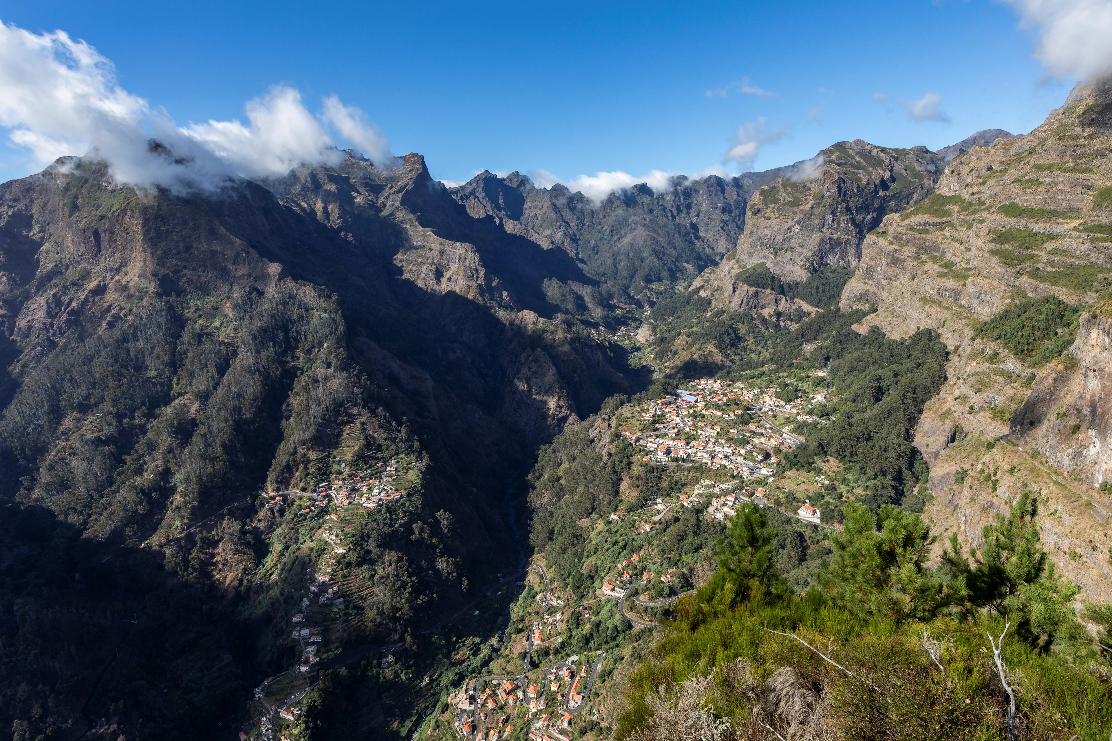 Nunnornas dal på Madeira omgiven av gröna berg och dramatiska dalgångar
