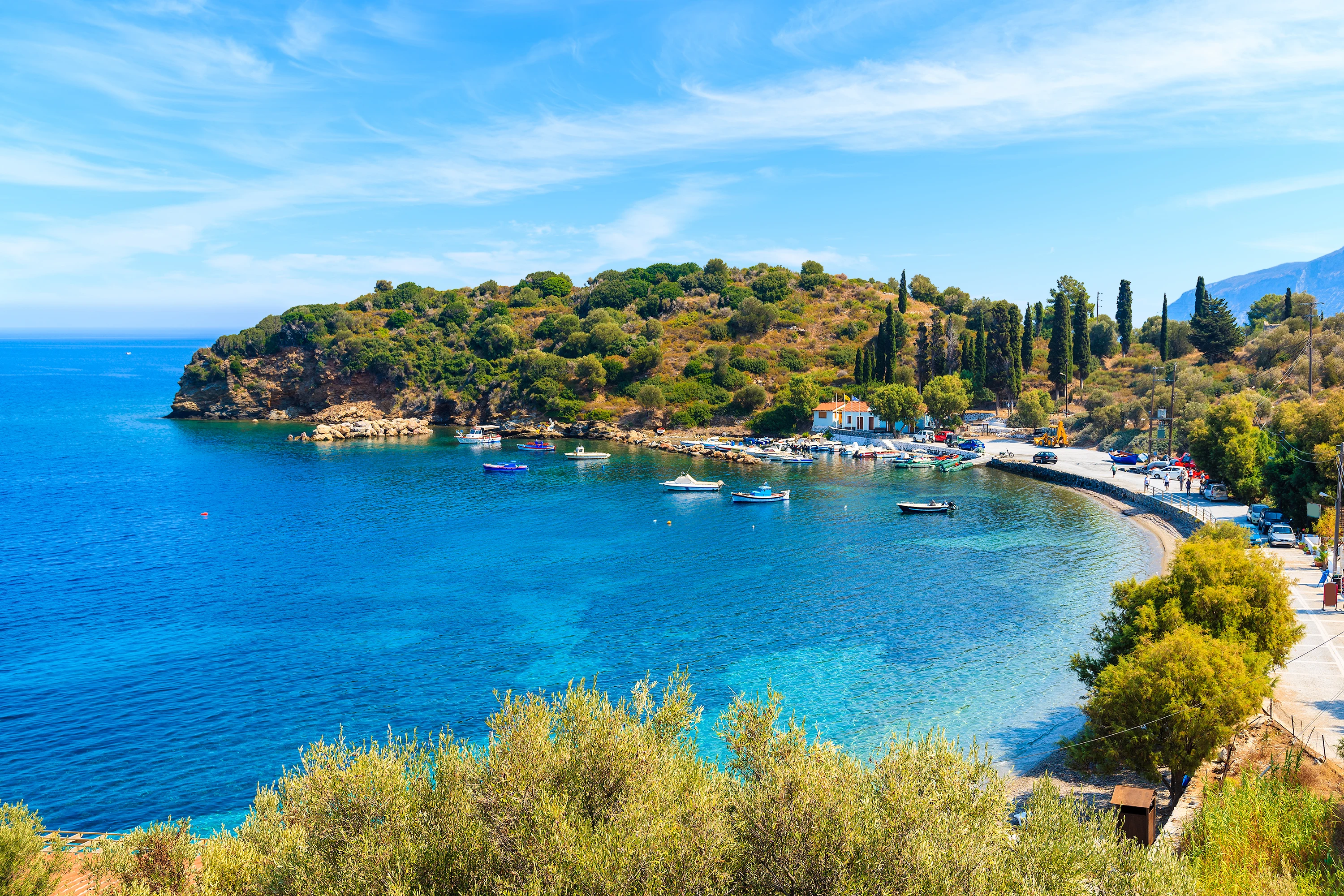 Bukt på Samos med turkost hav och pinjeklädda kullar