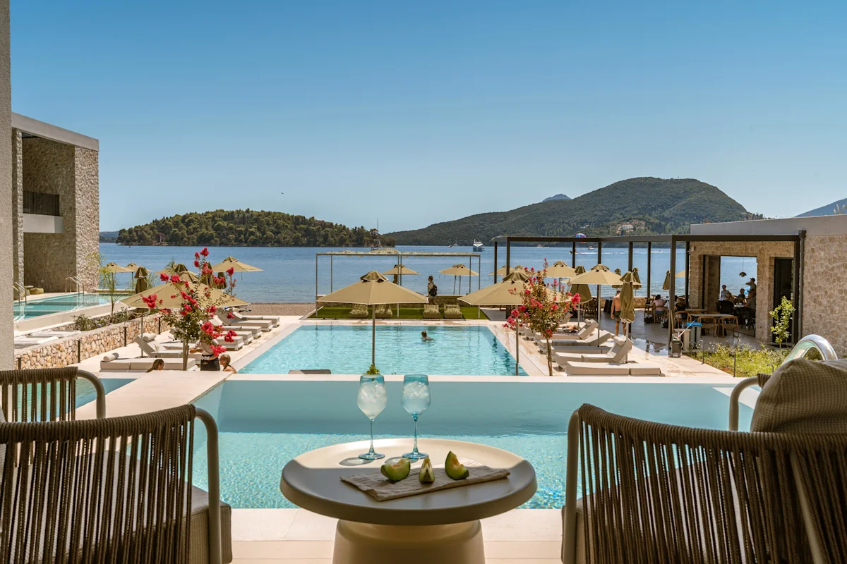 Udsigt over poolområdet på hotellet Perigialli Seaside Resort på Lefkas