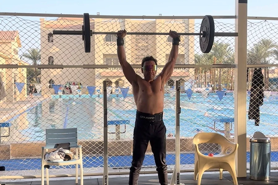 Man som tränar med skivstång