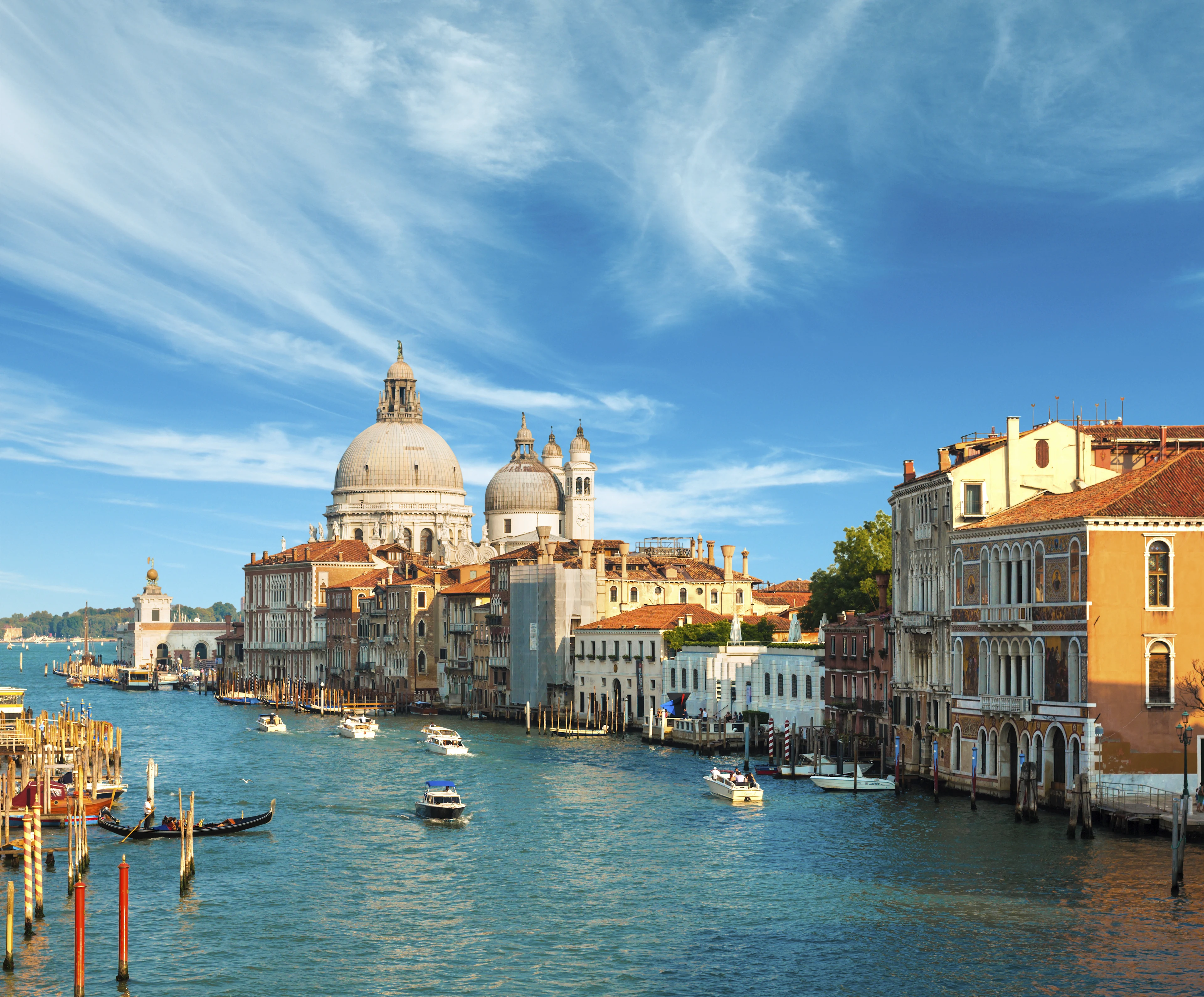 Venedig med Canal Grande och kyrkan Santa Maria della Salute i bakgrunden