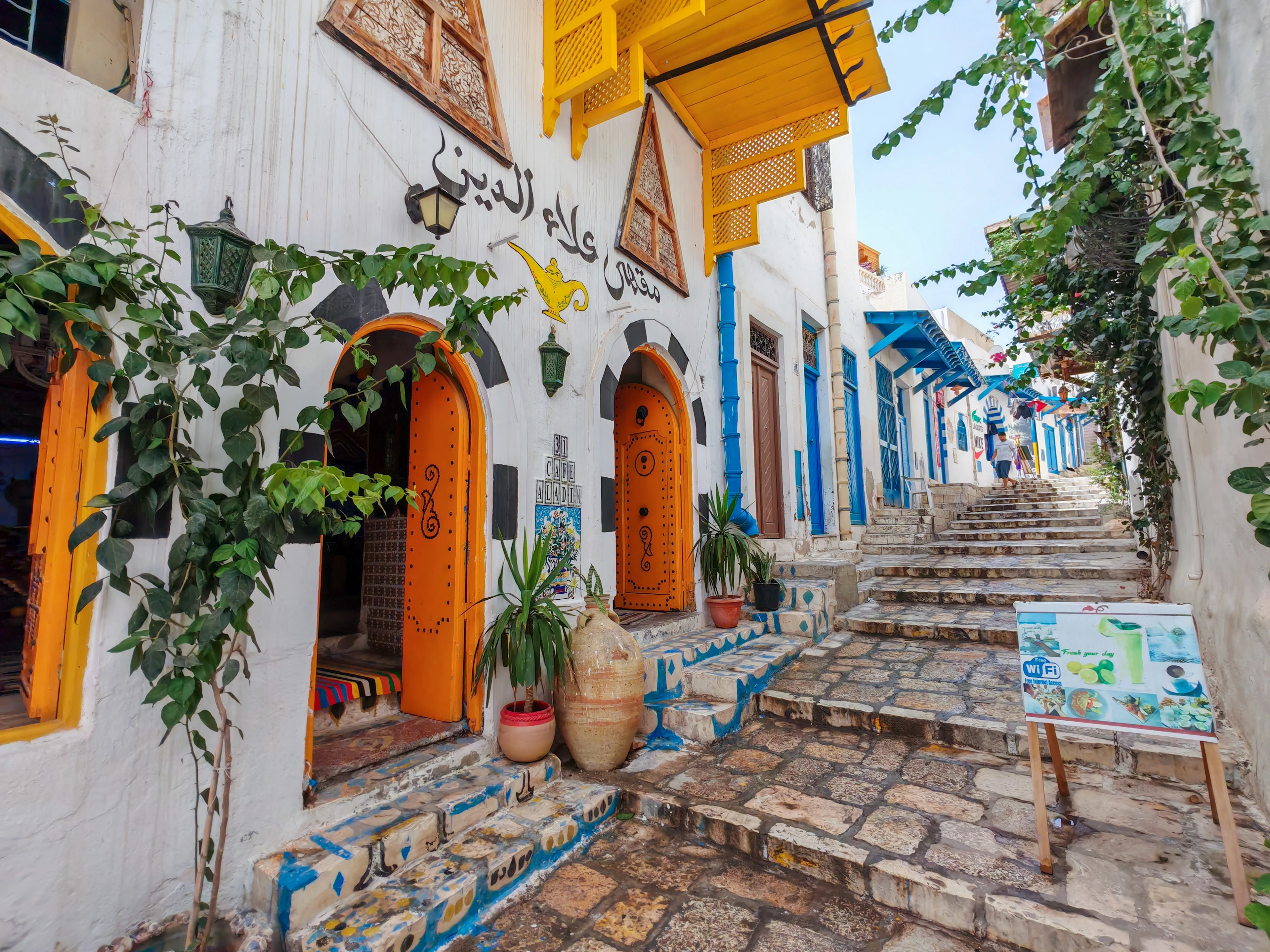 Färgstark stadsgata i Tunisien med smala gränder, kakelmönster och traditionell arkitektur.