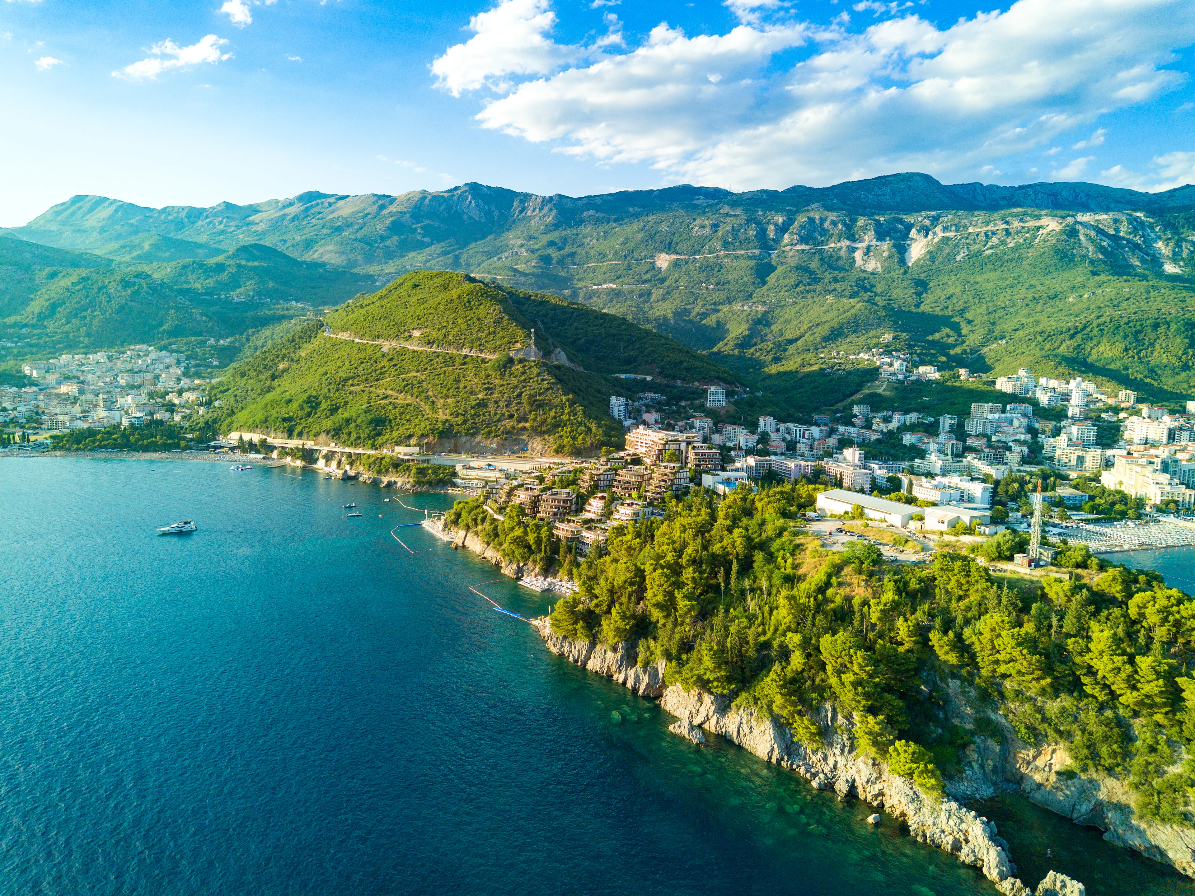 Panoramavy över Becici och Budva i Montenegro 