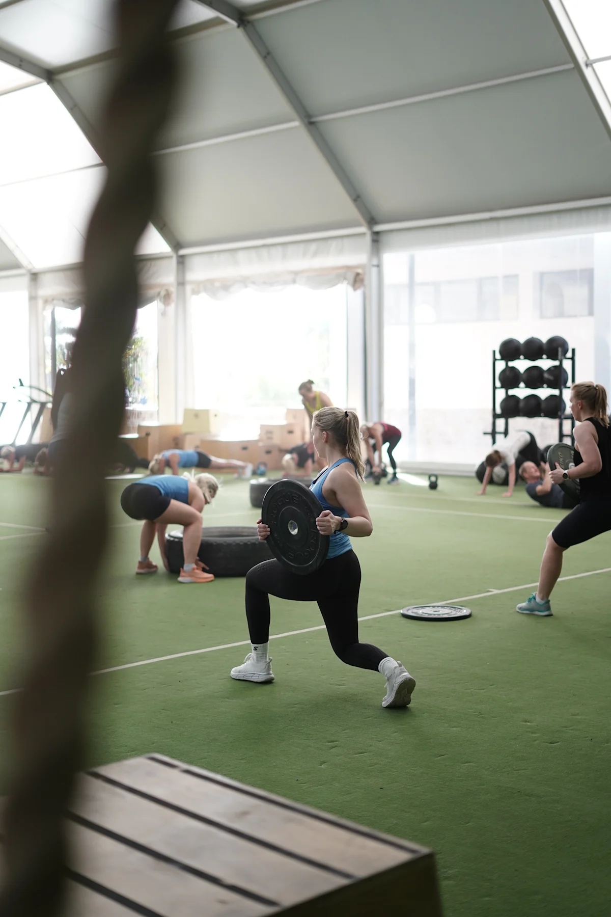 Tjej som gör utfallssteg