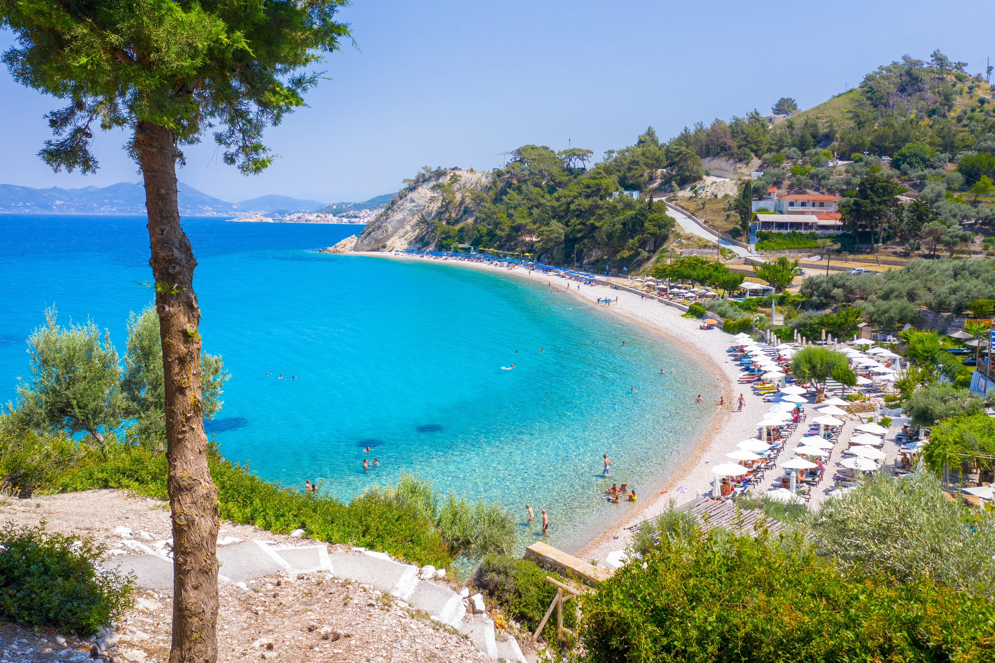 Utsikt över stranden Tsamadou med kristallklart vatten i vackra omgivningar