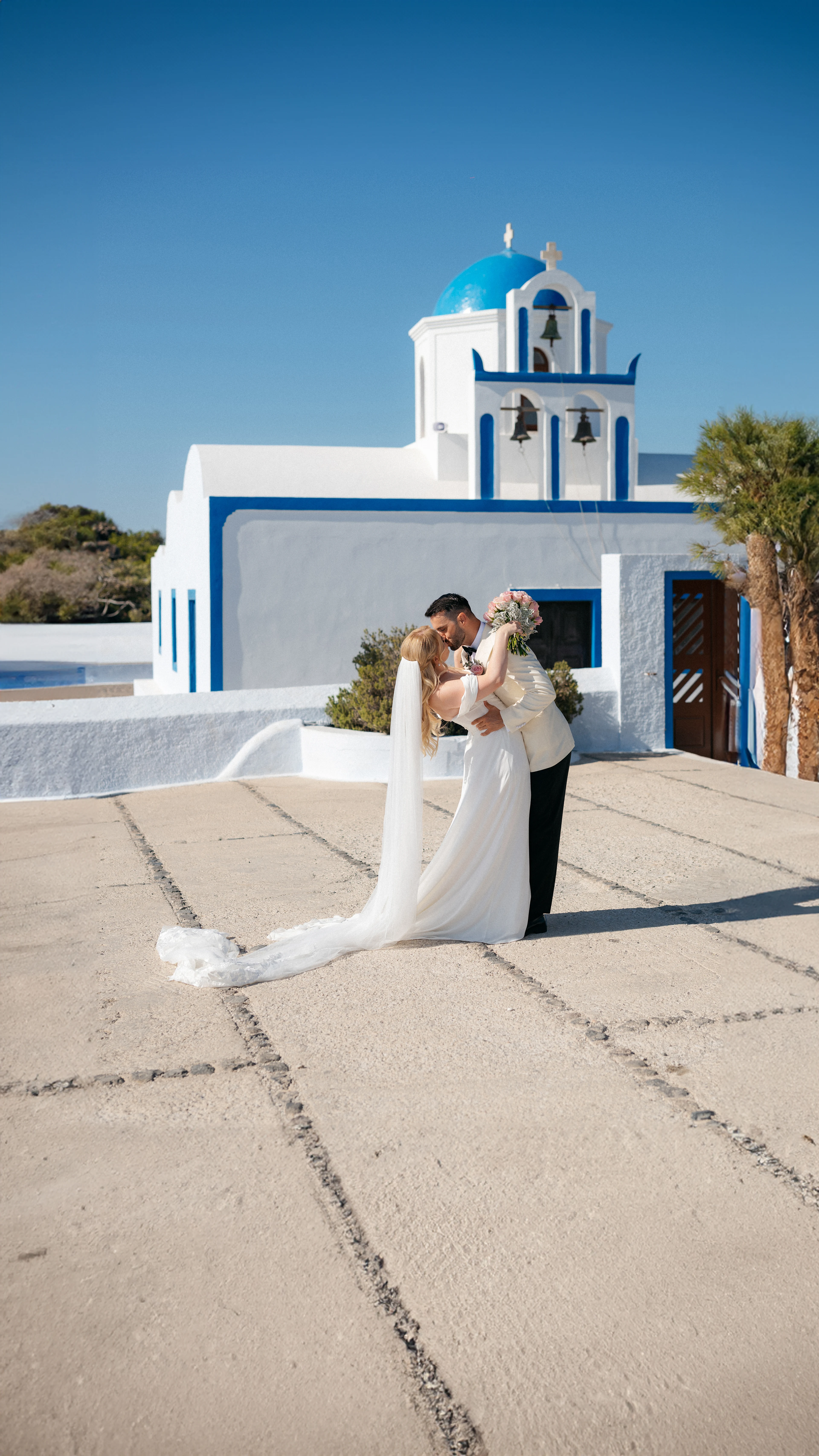 Enda et kyss blant de nygifte. Her utenfor kirken.