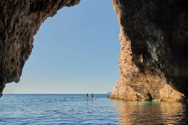 SUP-padling blant grotter i Portugal