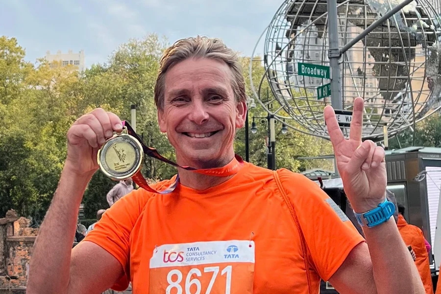 Pasi Salonen håller upp en guldmedalj