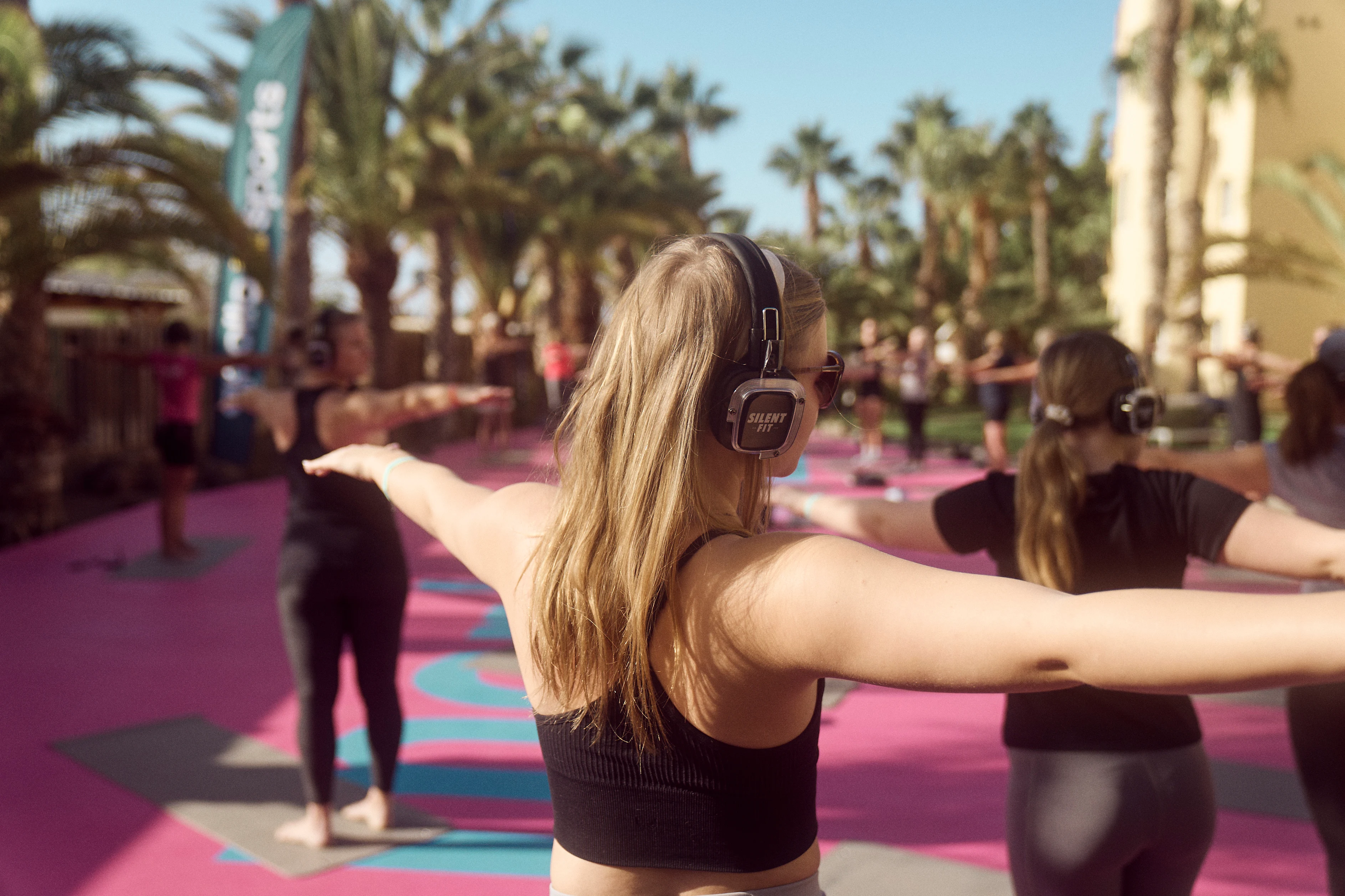 Silent yoga in de zon op het roze platform
