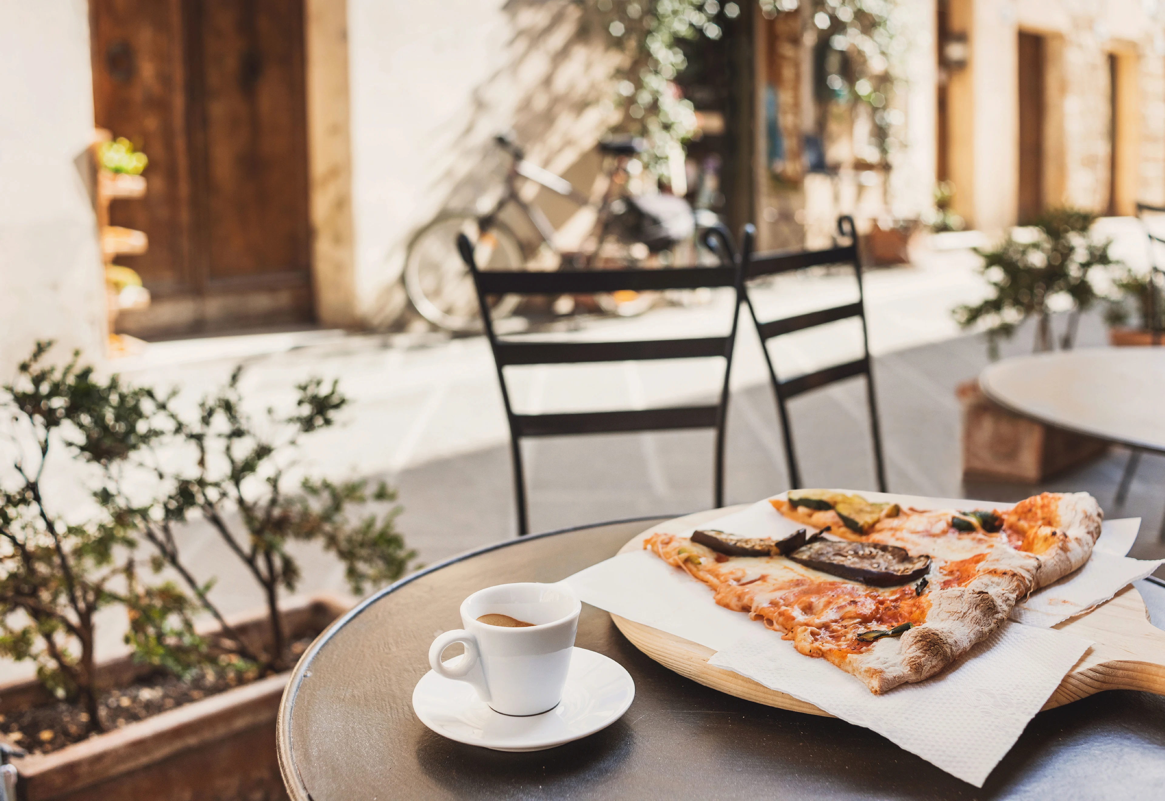 Pizzastykker og kaffe på et tog i Roma