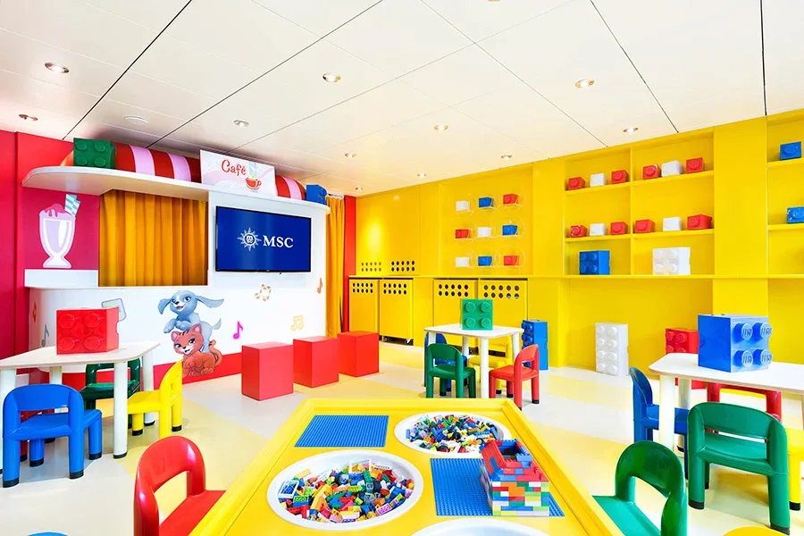 Barnklubb med olika färger på stolar och legoleksaker