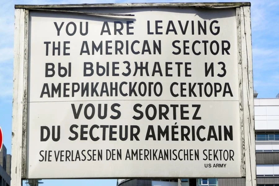 skiltet som markerte grenseovergangen Checkpoint Charlie