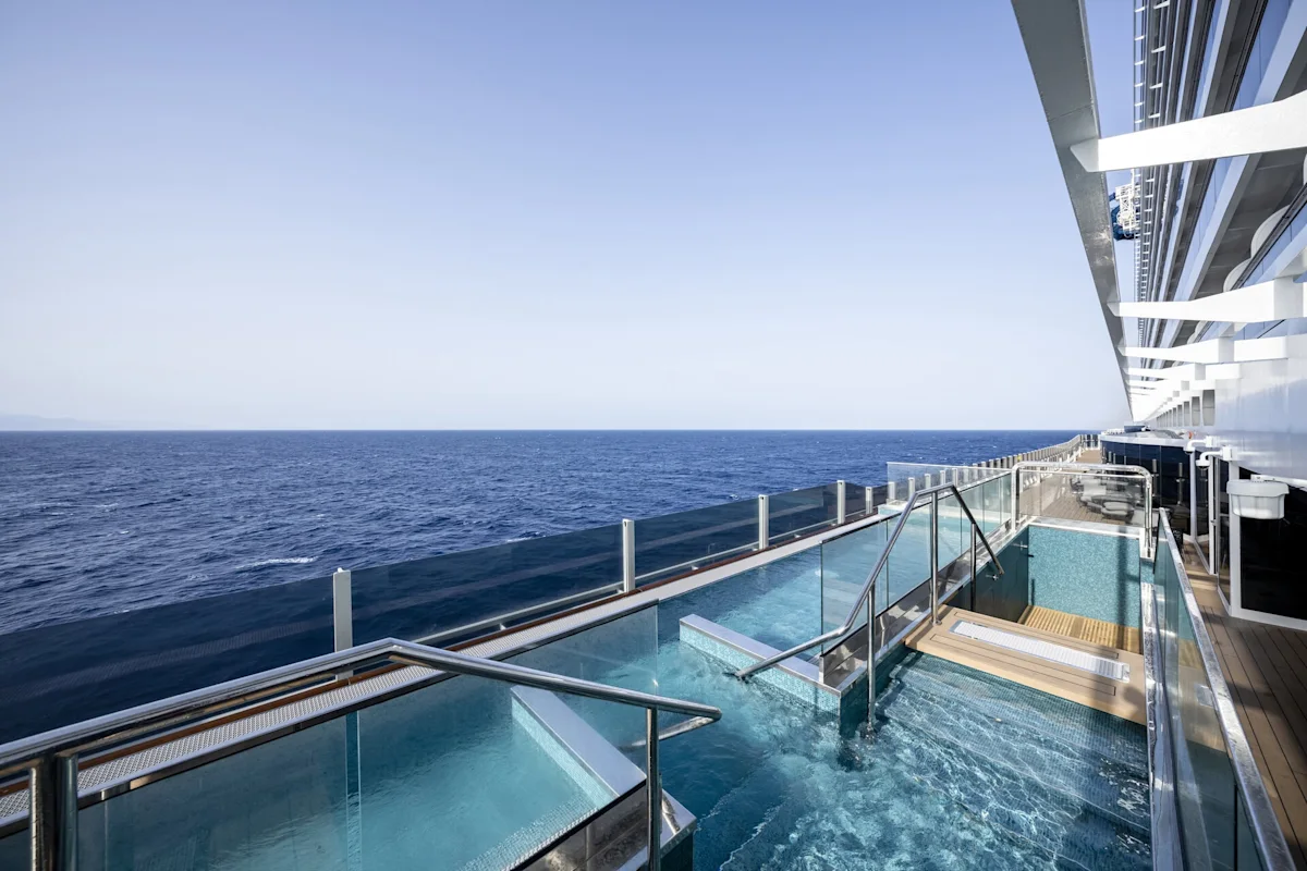 pool vid sidodäck av ett kryssningsfartyg med utsikt över havet