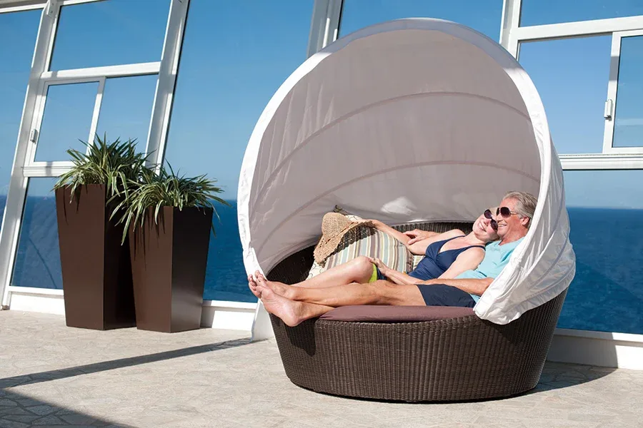 personer sitter i en solstol 