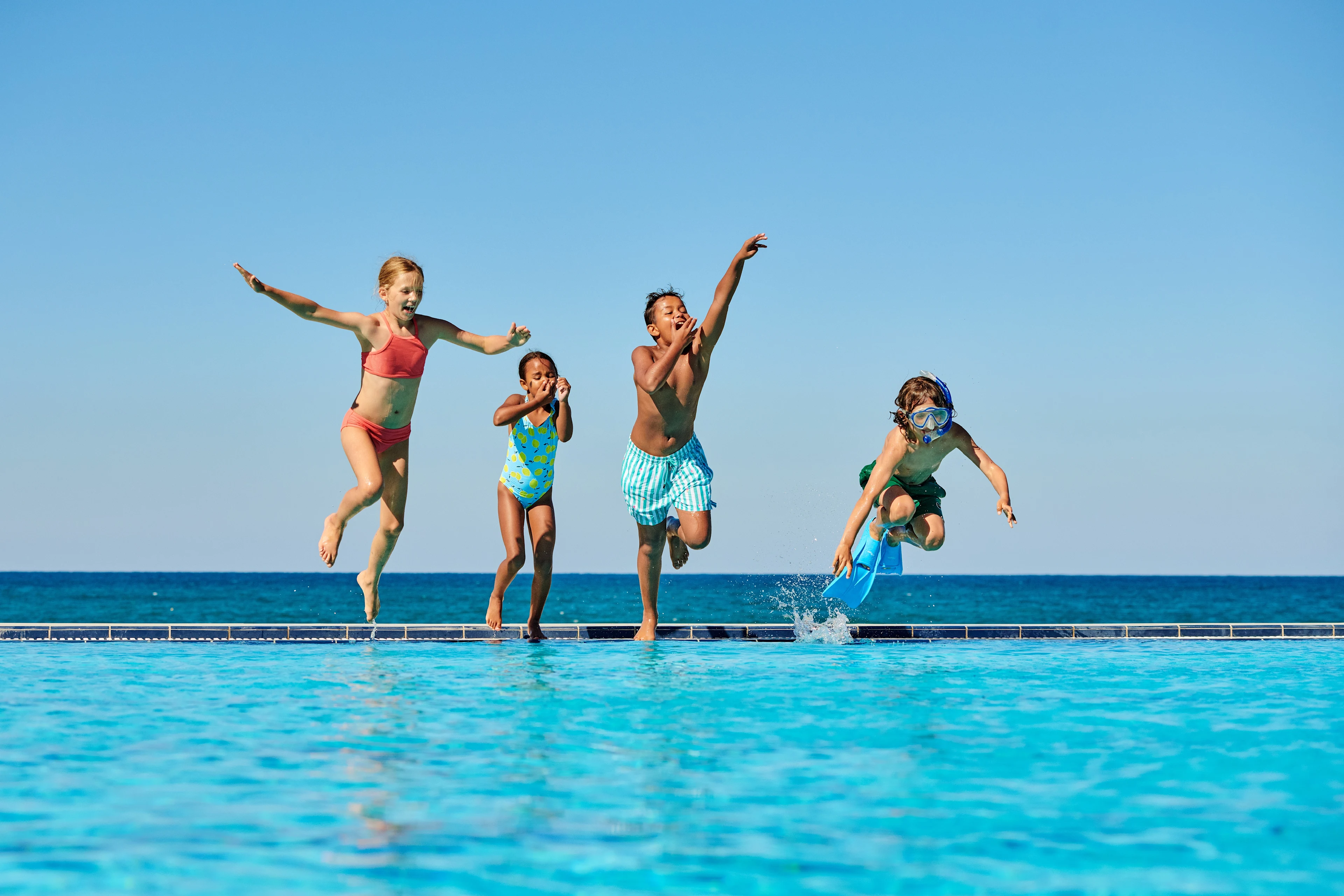 Kinderen springen in het zwembad