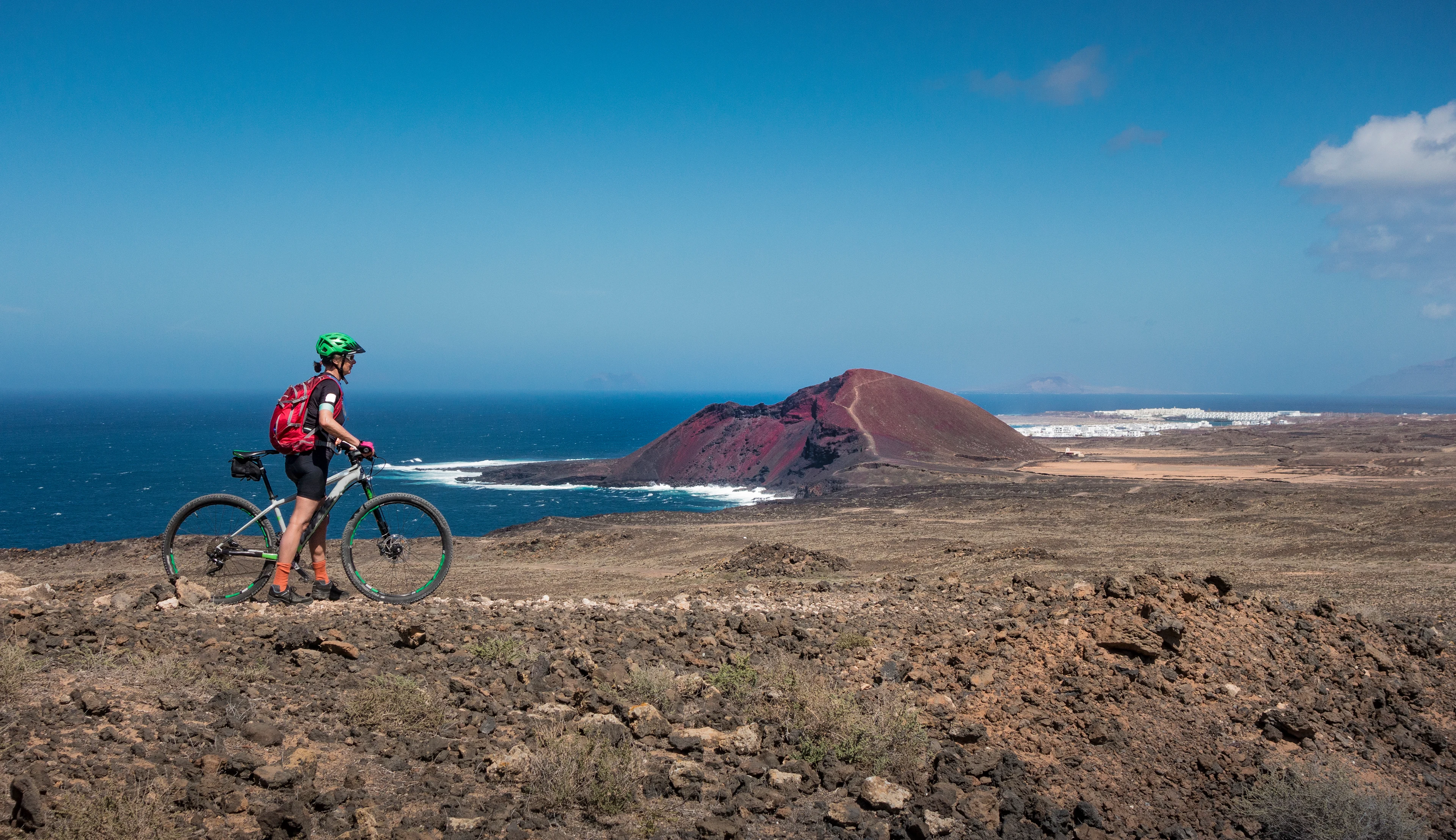 Kvinne på terrengsykkel på Lanzarote